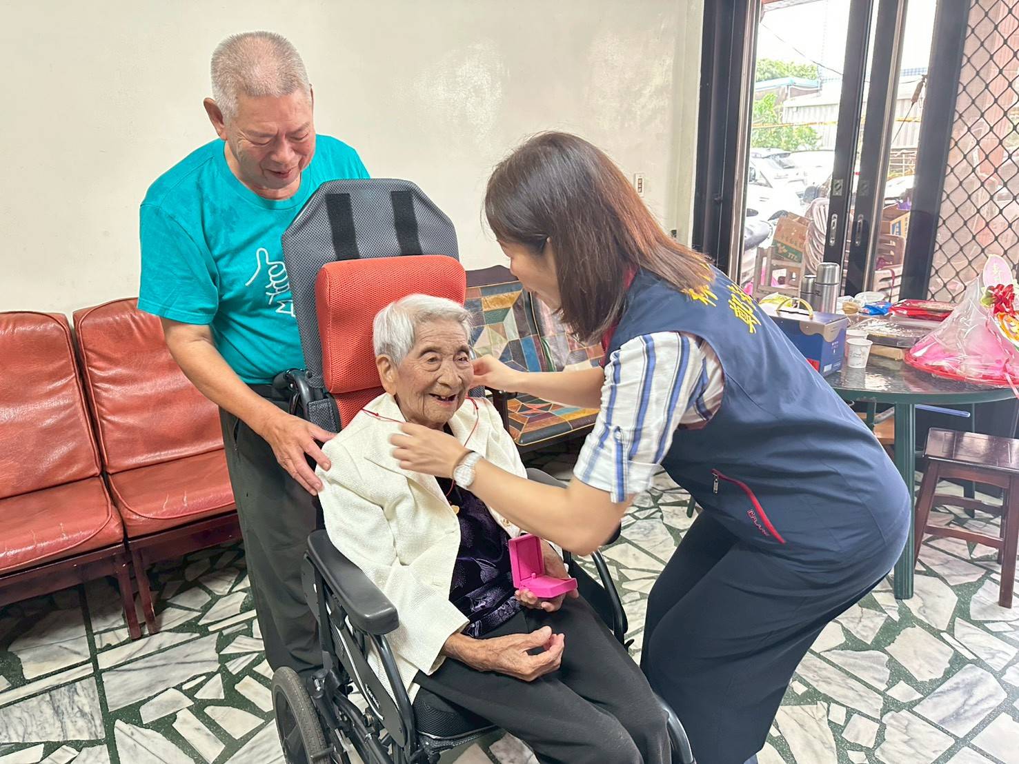 02.林口區長鄭淑敏特別代表侯友宜市長親自致贈重陽禮品