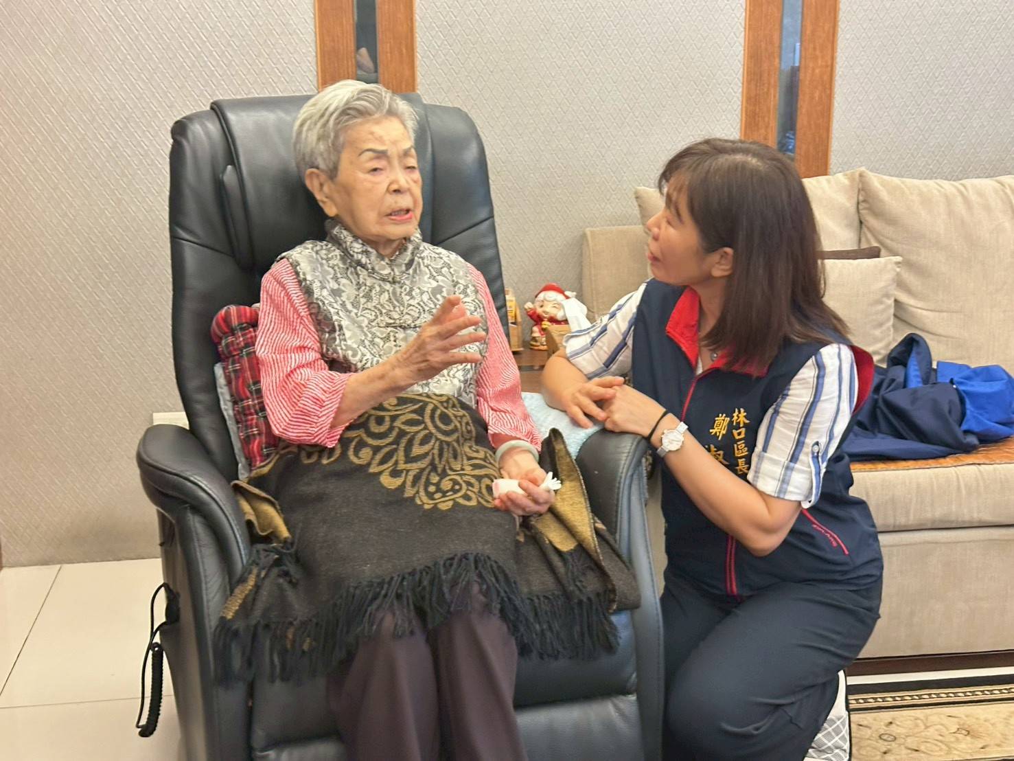 05.湖南里鍾婆婆跟區長分享規律生活，閱讀書籍不斷學習是長壽的秘訣