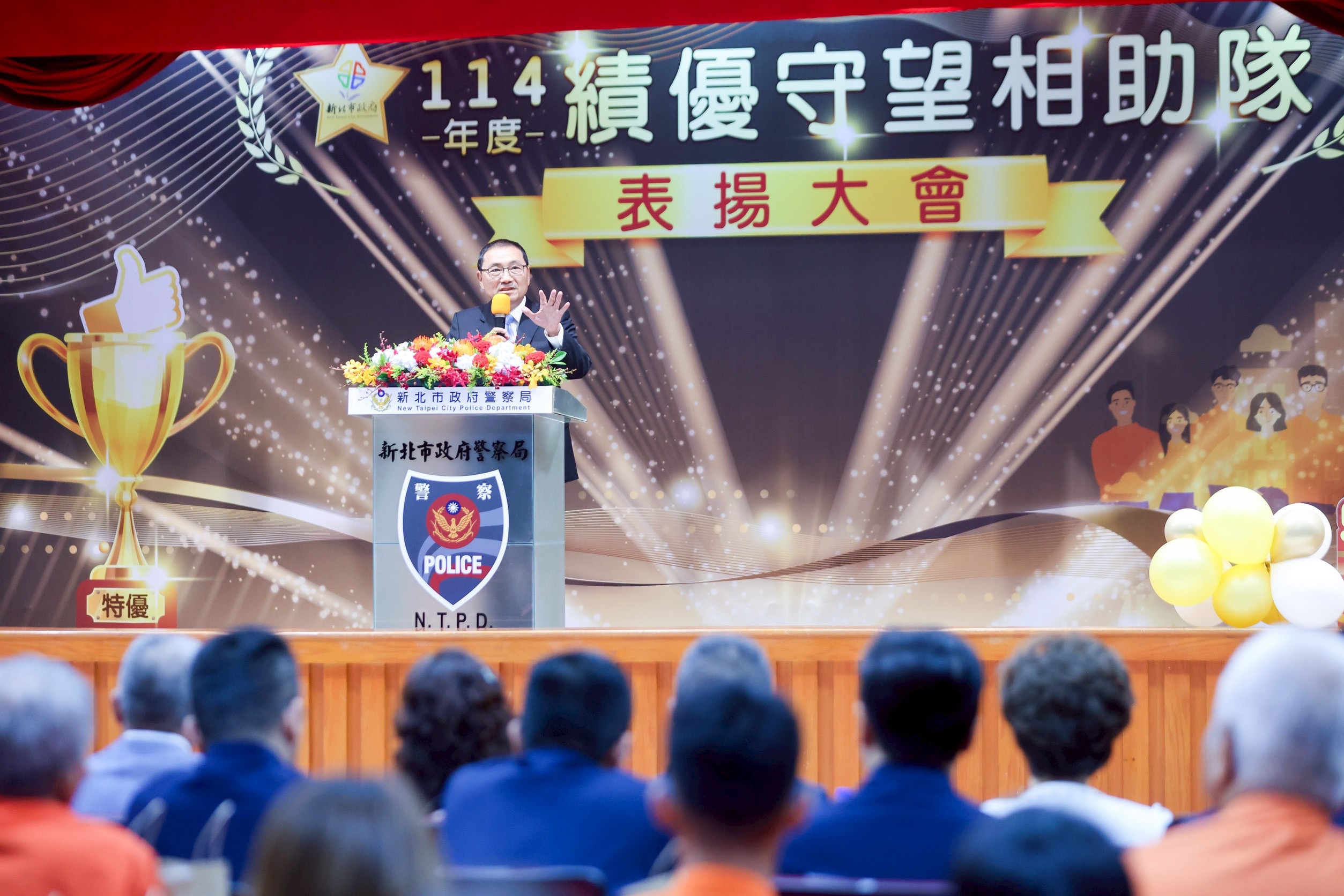 侯友宜表示，新北市共有583隊守望相助隊，成員逾 1萬8千人，平日不僅協助警方於社區鄰里巡邏、維護治安，還包括家暴案通報及協助市政推動。