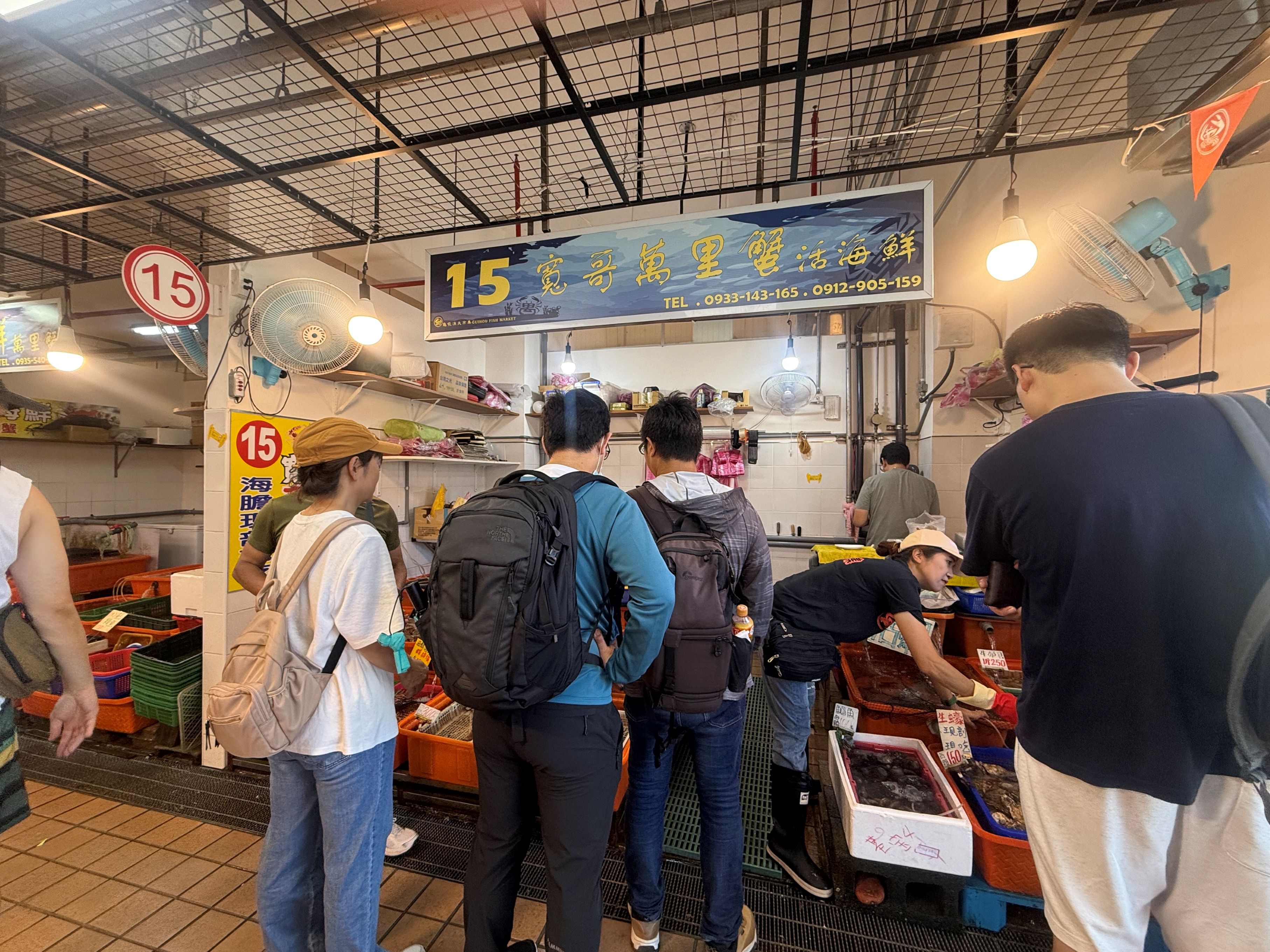 龜吼漁夫市集因販售萬里蟹遠近馳名