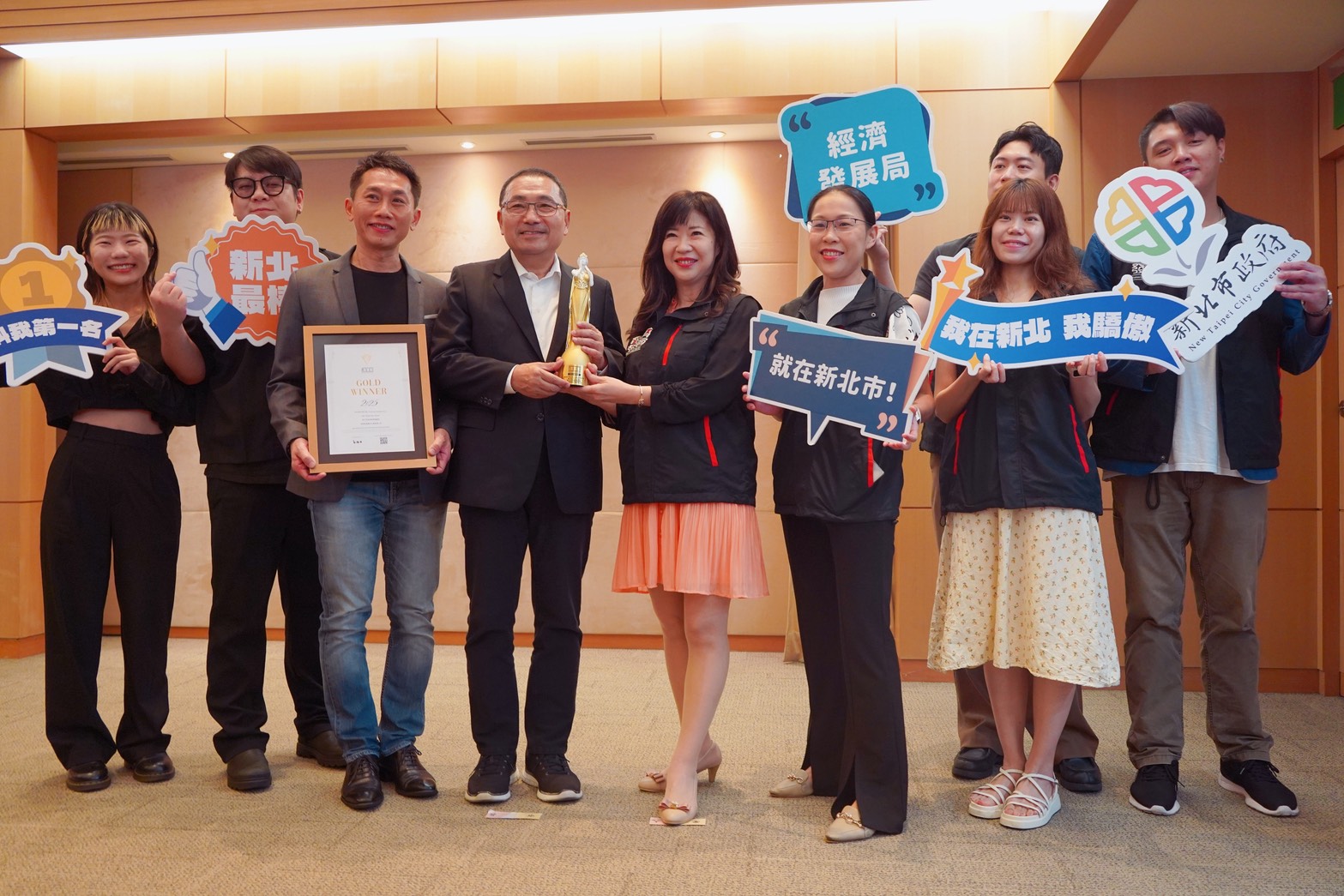 今（22）日由經發局長盛筱蓉(左5)代表於市政會議獻獎，將此份榮耀獻給市府團隊與全體市民