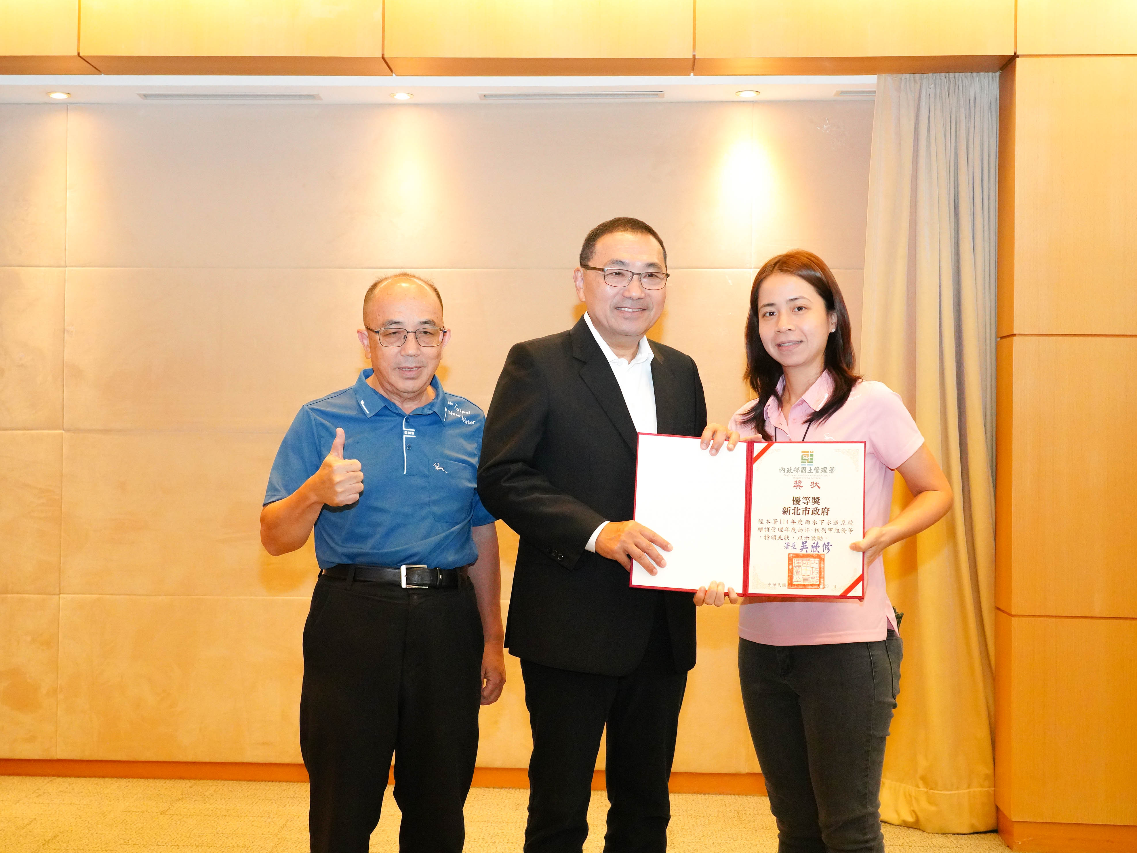 114年度雨水下水道系統維護管理訪評新北市政府獲國土署優等肯定，今(22)日市政會議獻獎，市長與水利局長宋德仁(左)、科長游蕙綾(右)合影