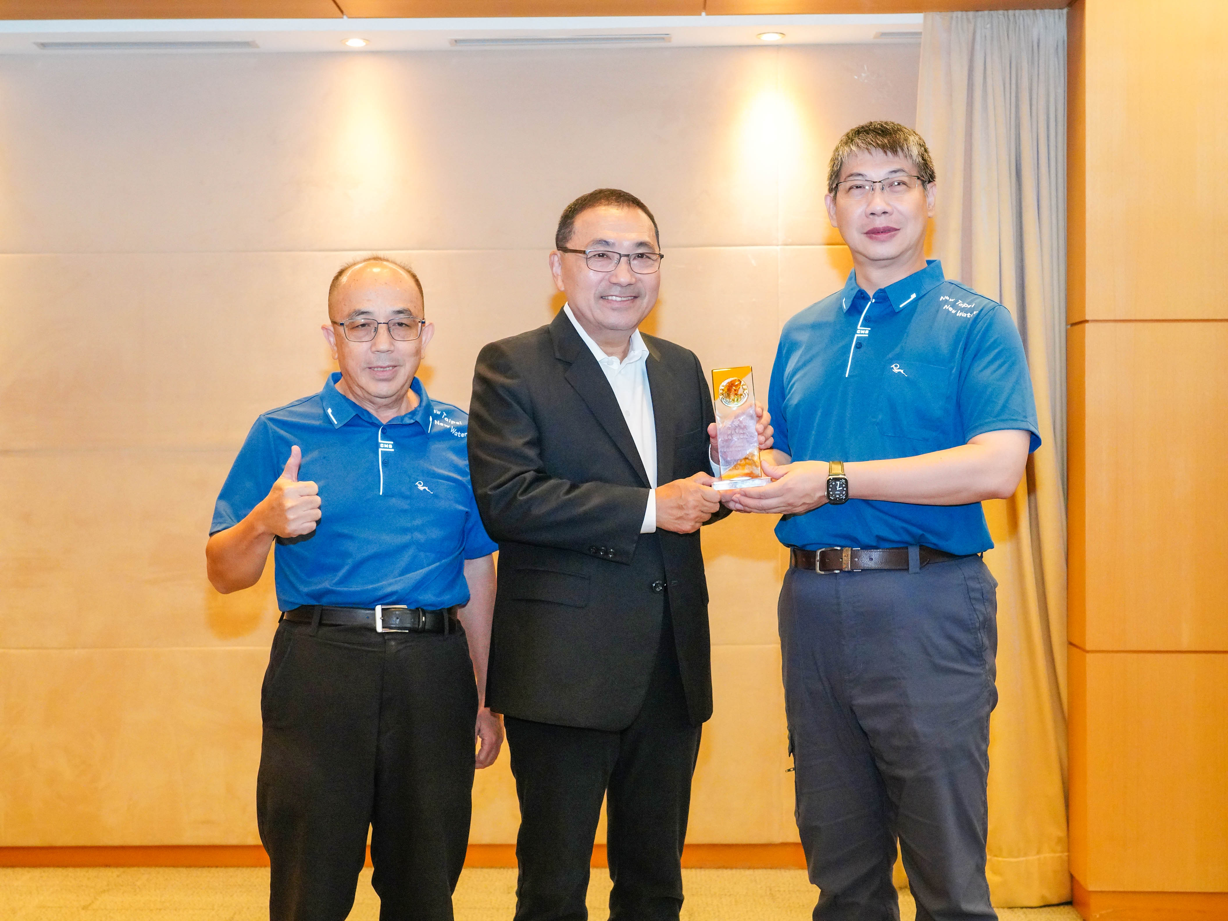 113年全國公共污水處理廠營運評鑑「淡水水資源回收中心」獲國土署優等肯定 今(22)日市政會議獻獎，市長與水利局長宋德仁(左)、正工程司楊忠謀(右)合影
