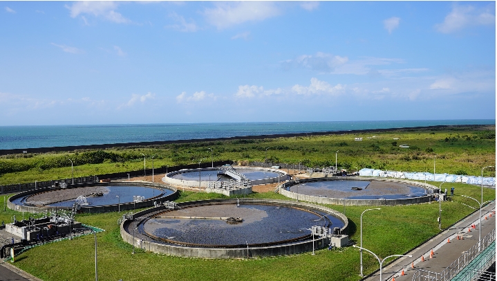 淡水水資源回收中心每日污水處理量5.6萬噸，結合太陽能與沼氣發電兩大系統，每年可產生約45萬度綠色電力