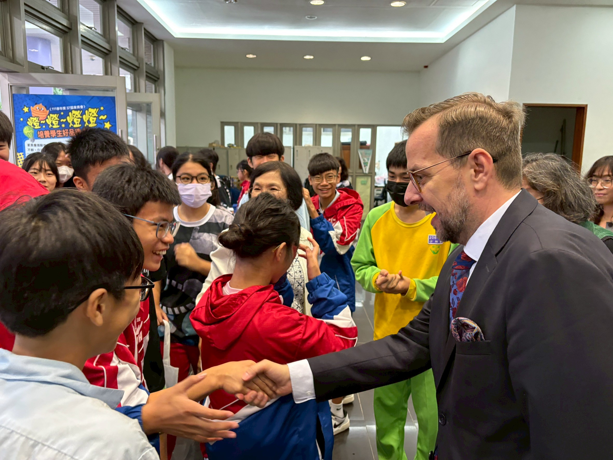 會後學生反應熱絡，踴躍與捷克代表互動交流