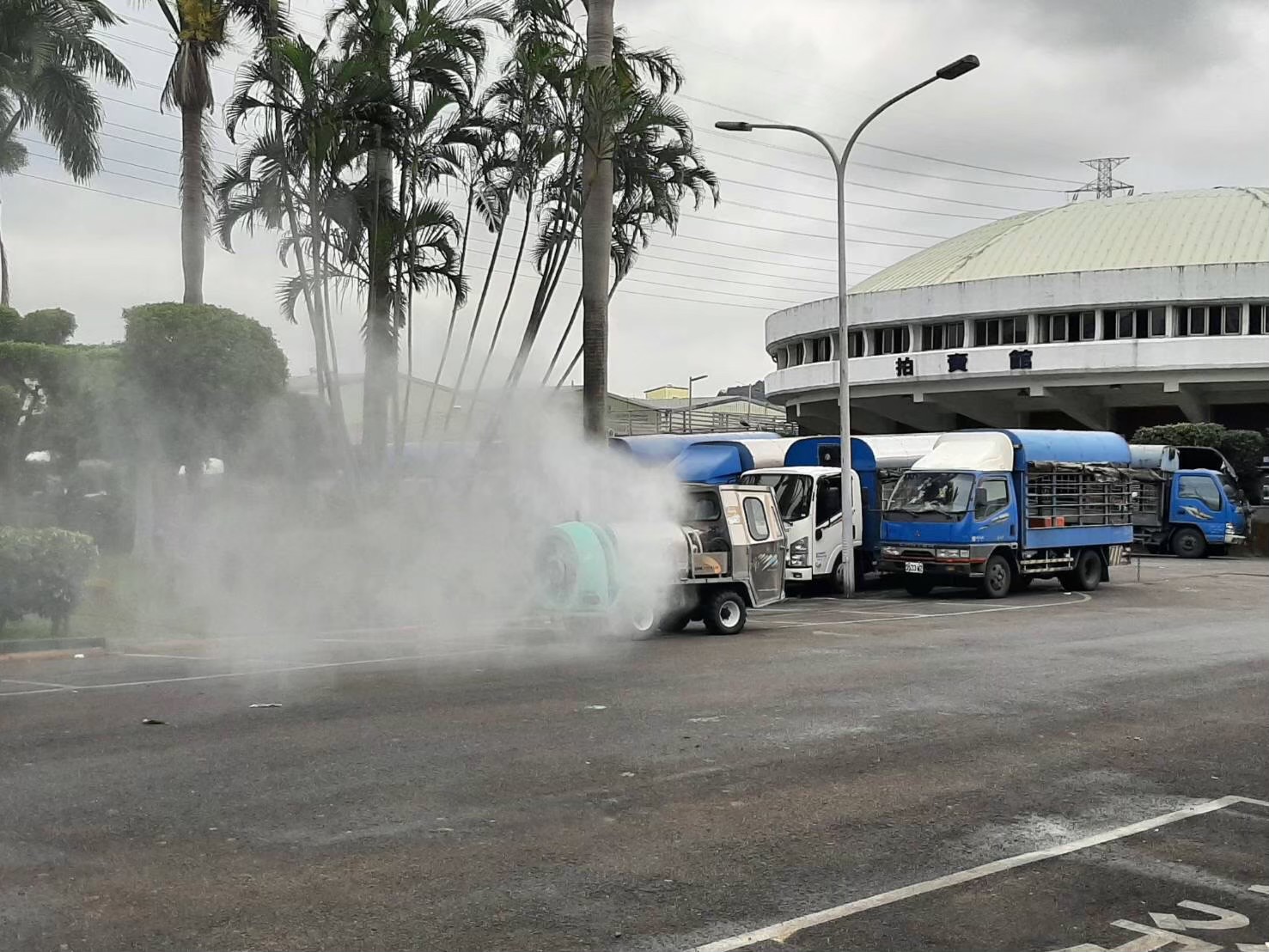  新北市政府防疫消毒車全面消毒屠宰場場區