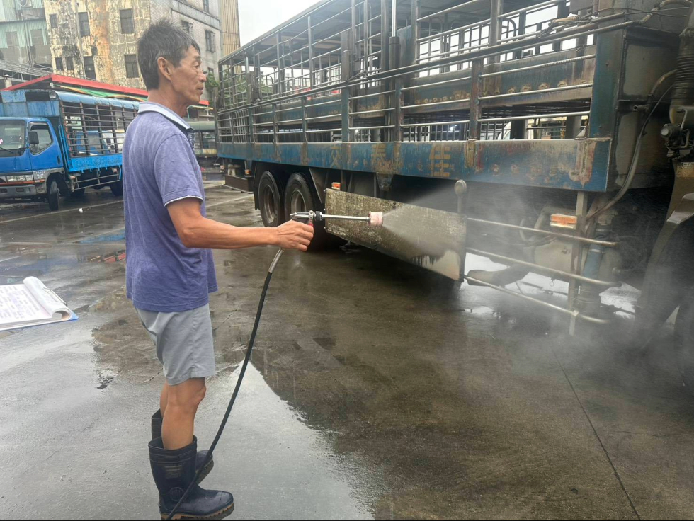 運輸車輛司機離場前仔細消毒車輛、輪胎等