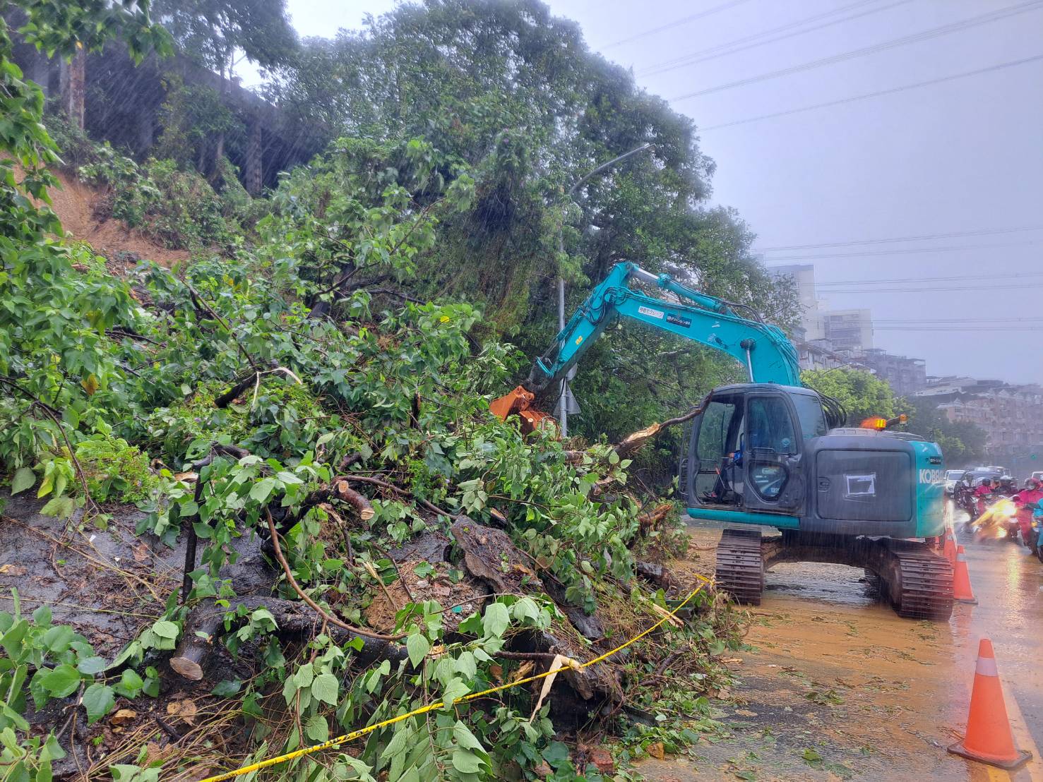 圖說：新北市連日豪大雨，汐止區伯爵山莊2期擋土牆坍塌，造成康寧街與福德一路口出現土石滑落，養工處及汐止區公所全力搶修。