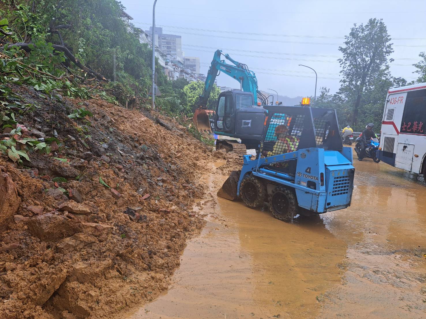 新北市連日豪大雨，汐止區伯爵山莊2期擋土牆坍塌，造成康寧街與福德一路口出現土石滑落，養工處及汐止區公所全力搶修。