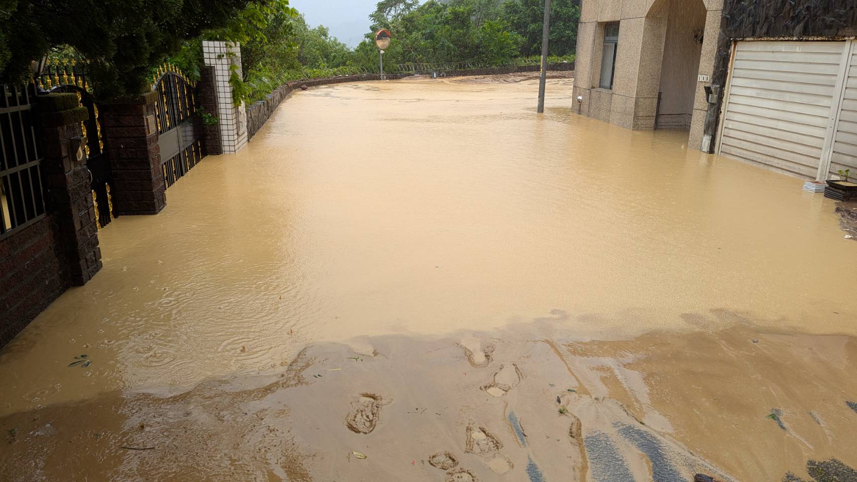 汐止區長青路210巷因雨勢不斷，造成邊坡土石滑落，影響通行，養工處立即調派人員及機具到現場搶修。