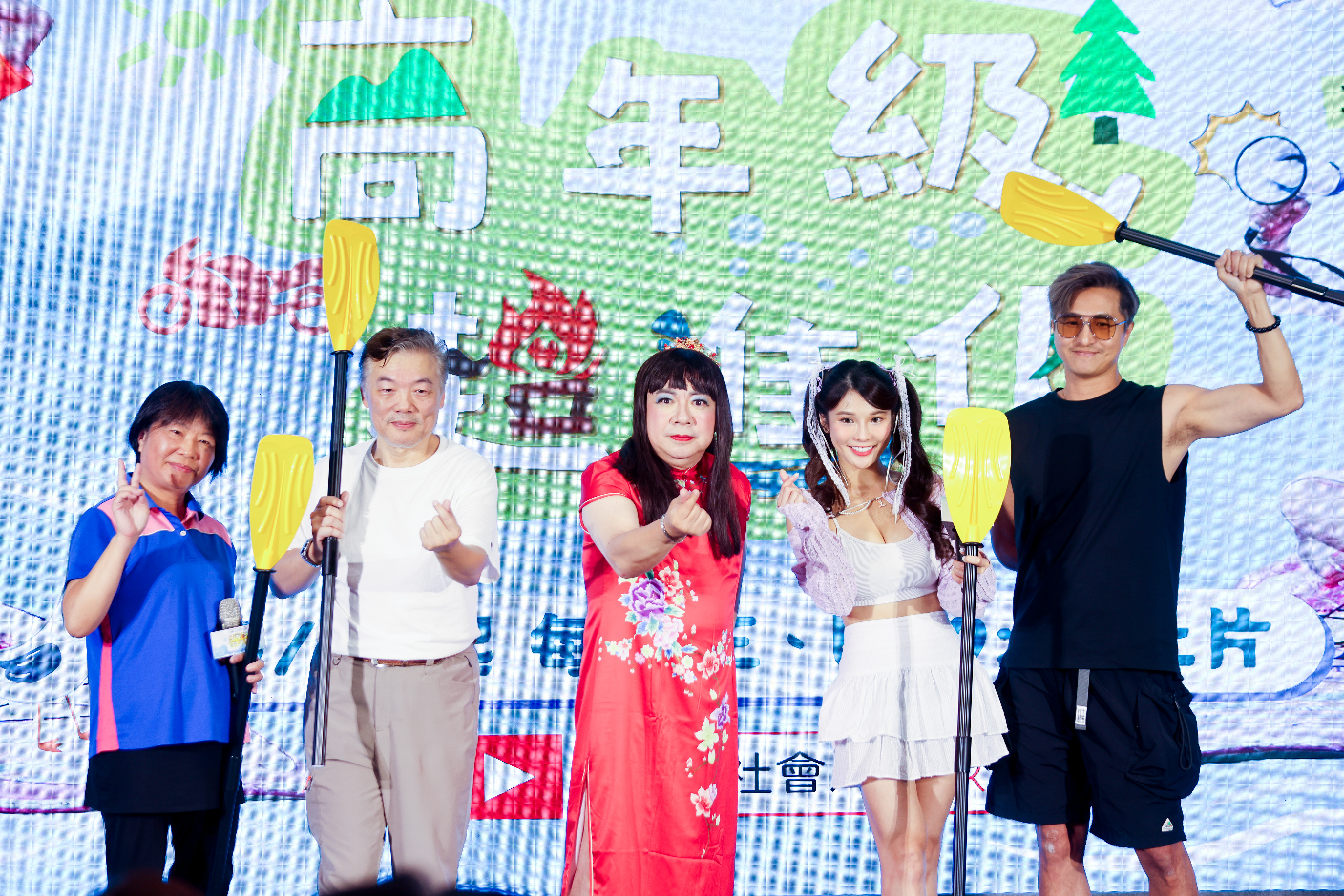 節目邀請「董月花」擔任主持人，與長輩上山下海，挑戰立槳、溯溪垂降、冰壺等運動。