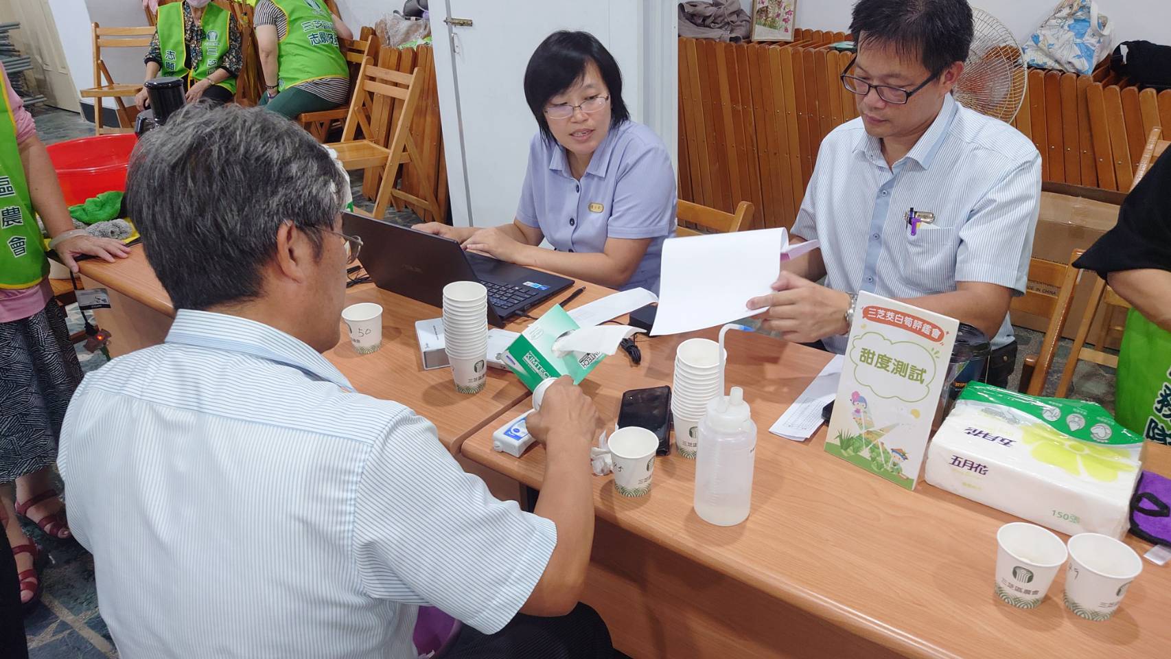 茭白筍評鑑進行甜度測試
