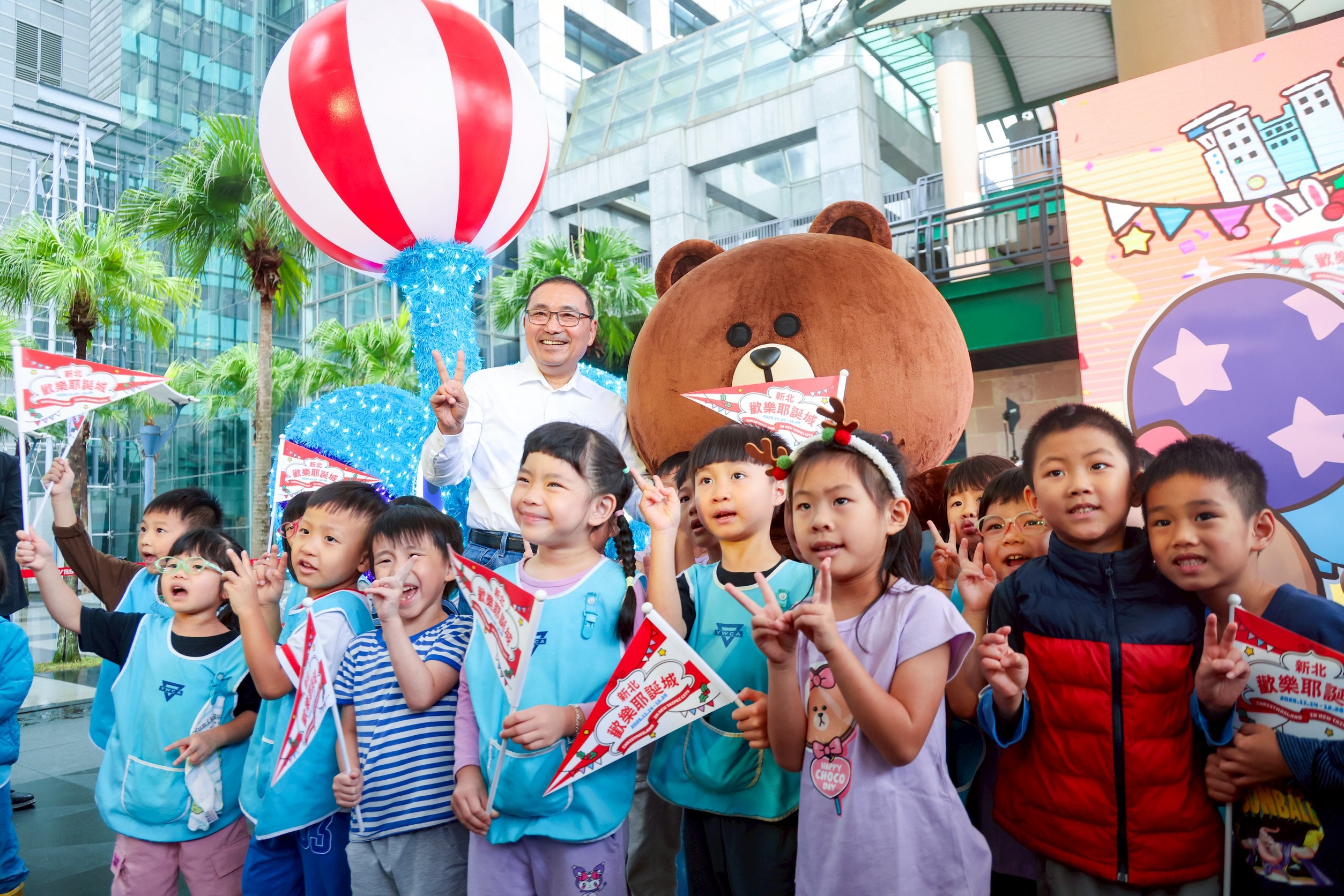 今年活動特別與高人氣IP 「LINE FRIENDS」及「LINE FRIENDS minini」共同打造馬戲嘉年華，於市民廣場、站前廣場、萬坪公園及府中廣場分別布置「星空馬戲園區」、「歐洲夢幻童話村」、「minini歡樂點心小鎮」與「LINE FRIENDS冒險遊樂場」等主題區。