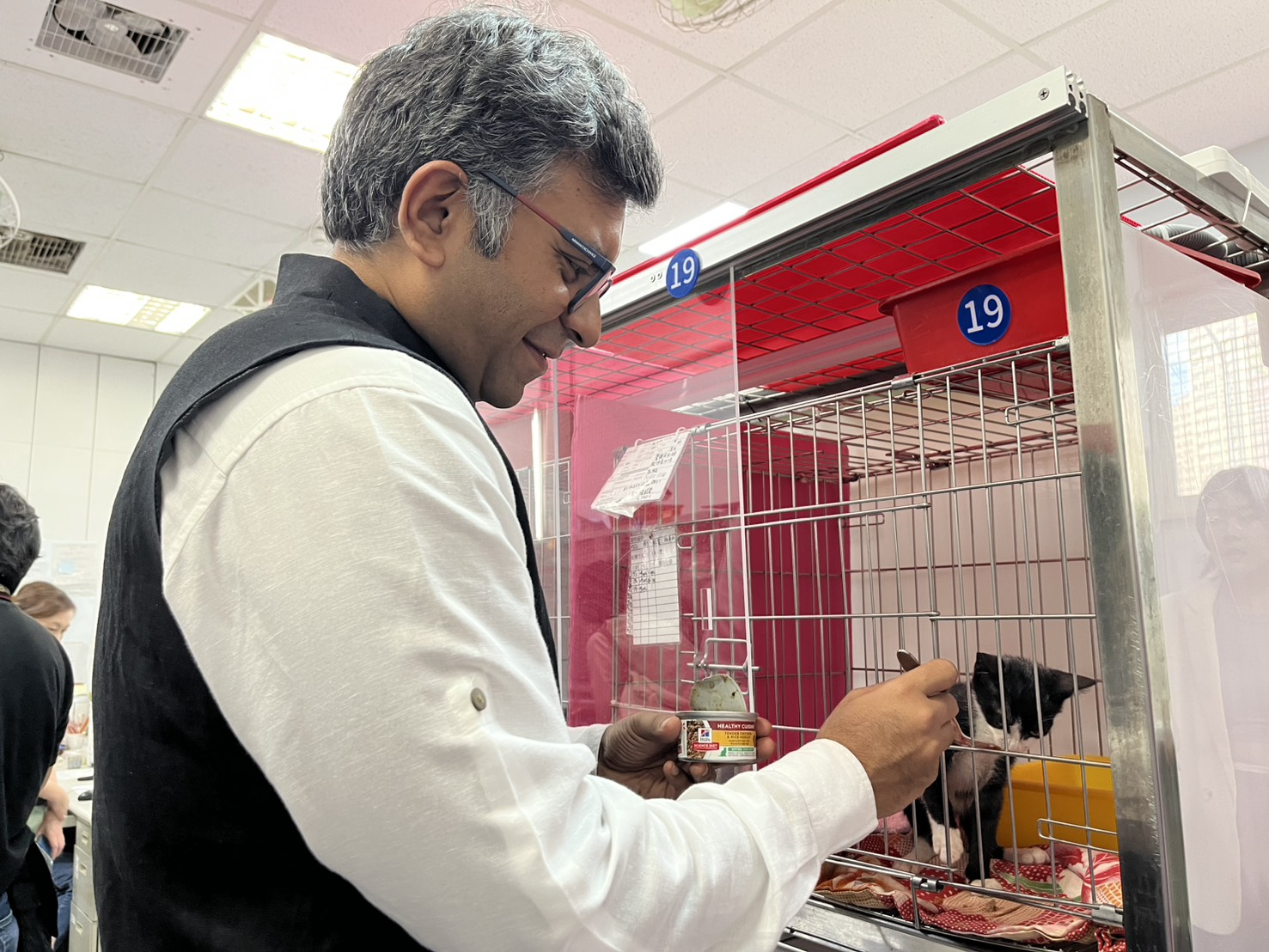 希爾斯總經理Hardik Jhaveri與可愛的賓士貓互動