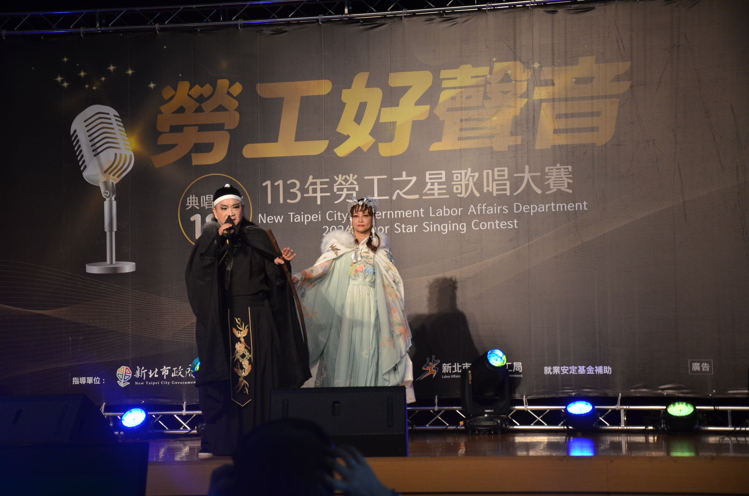扮相為布袋戲人物的歌者與伴舞