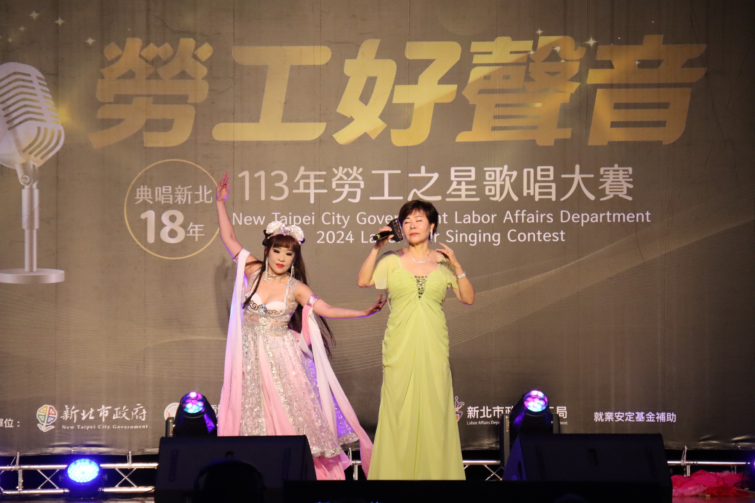 女性參賽深情演唱，伴舞更能襯托丰采