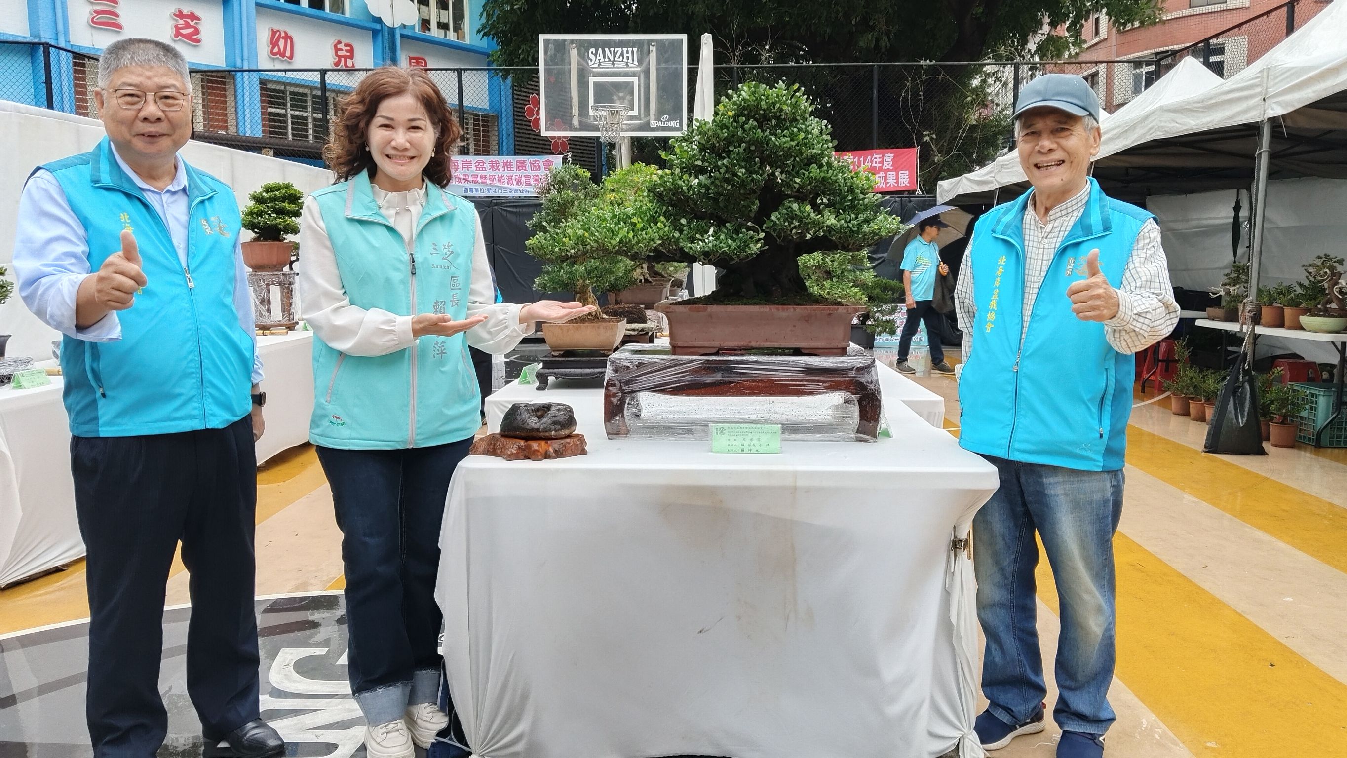 北海岸盆栽協會於福成公園籃球場展出盆景作品，展現園藝美學與自然意境之美