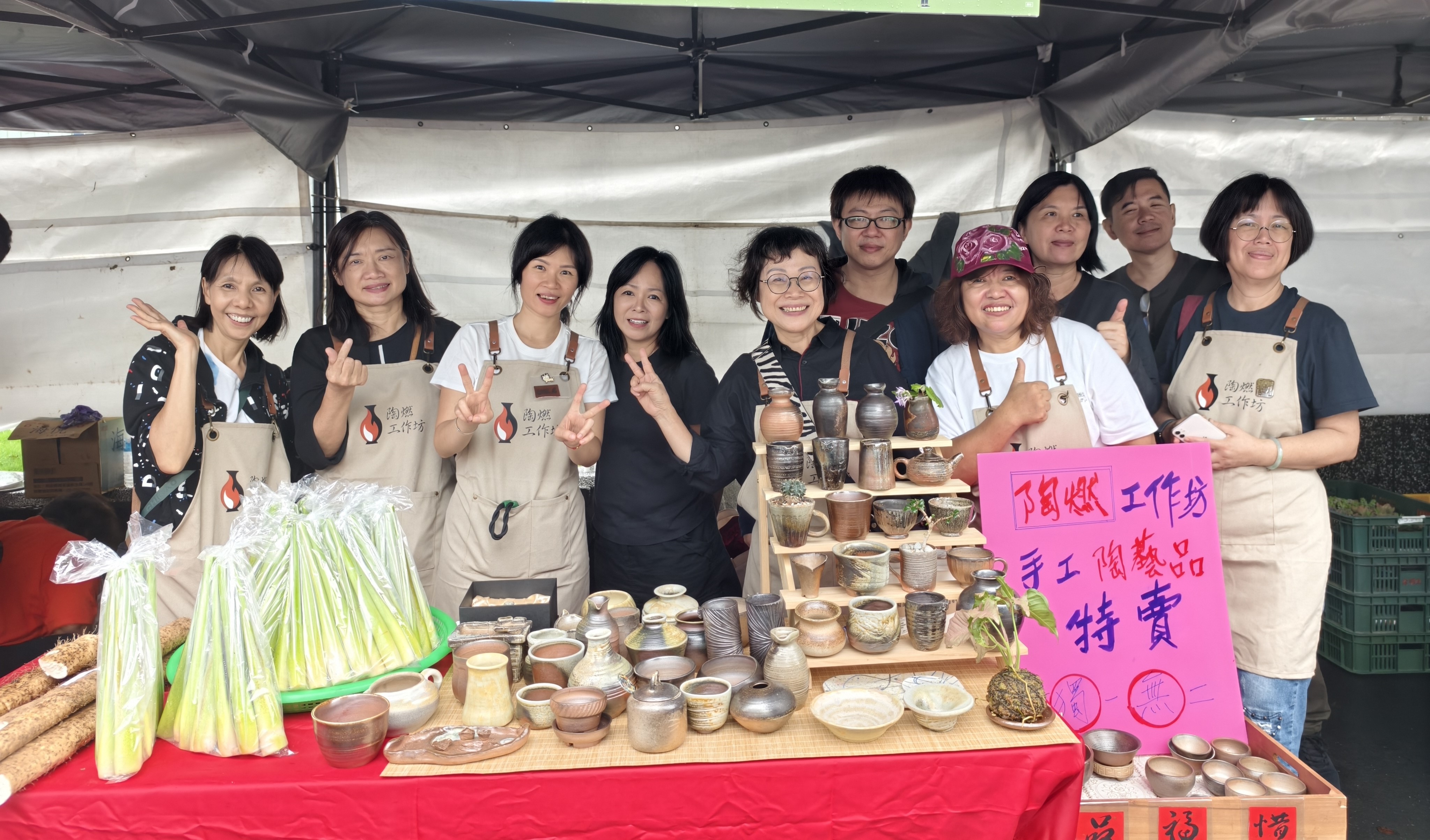 農夫市集邀集在地農友與店家販售在地農特產、美食與藝術創作