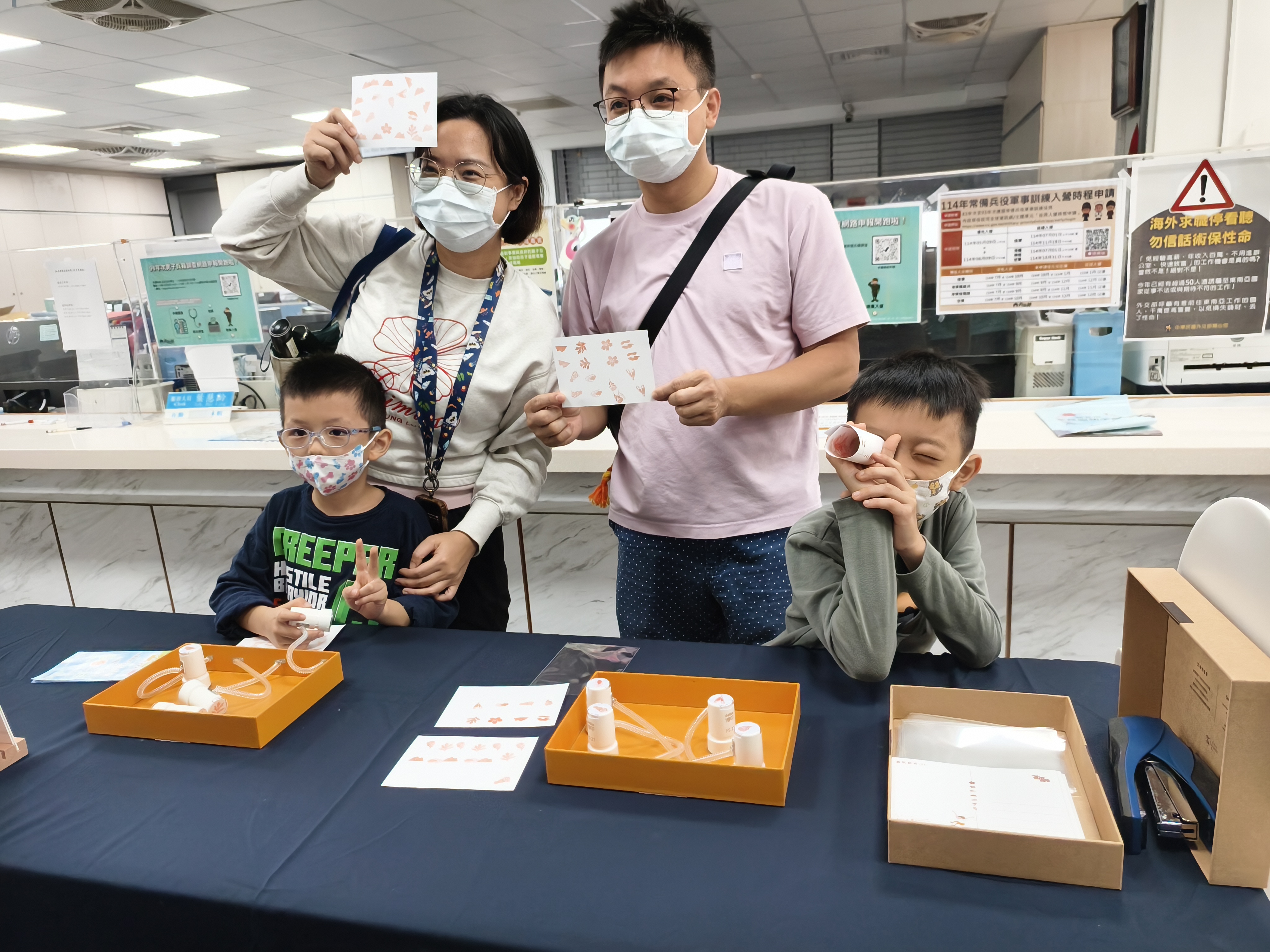 芝心交陪成果展，讓參與的民眾製作專屬自己的明信片