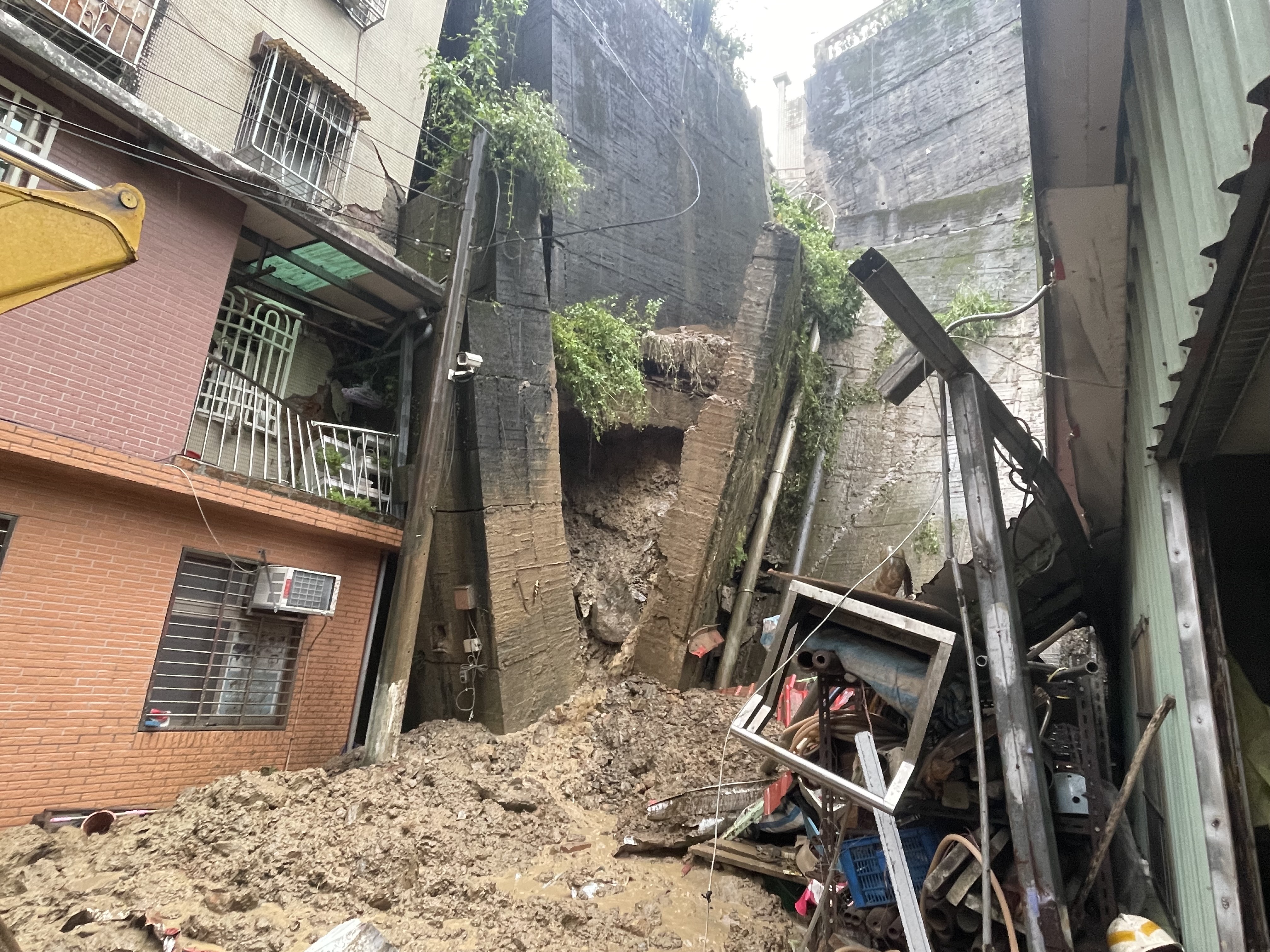 新店區錦繡、碧瑤社區間擋土牆發生坍塌，工務局緊急調派人員與機具到場搶災。