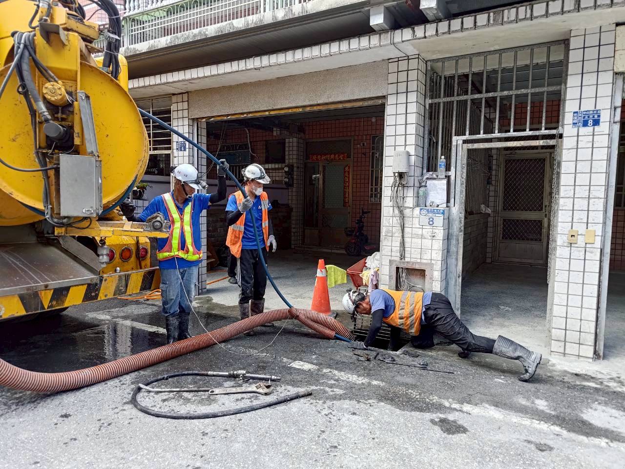 側溝淤泥硬化，利用沖吸泥兩用車，將淤泥清出