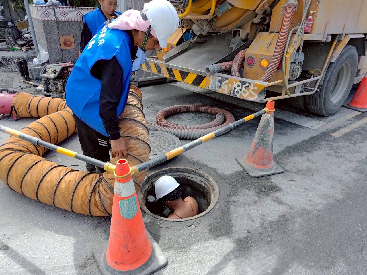 為確保施工人員安全，人孔必須先完成通風後，人員才能進入清理下水道
