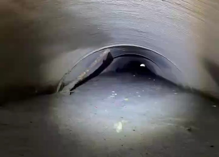 雨水下水道涵管遭大量土石阻塞，嚴重影響排水功能