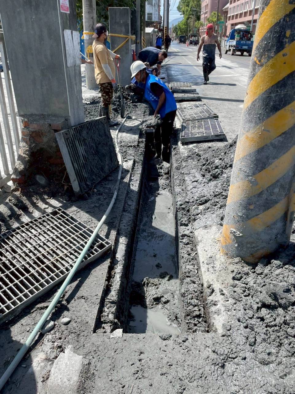 經施工人員努力將側溝淤泥剷除後，側溝逐漸疏通