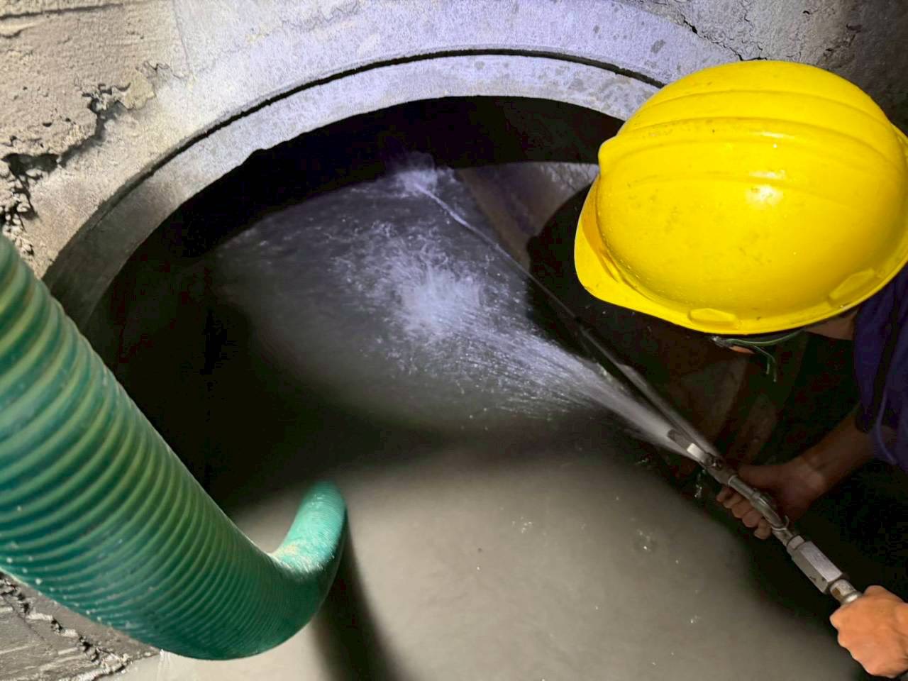 下水道清淤工作極為艱難，必須一寸一寸緩慢向前推進，才能讓清淤工作更加順暢