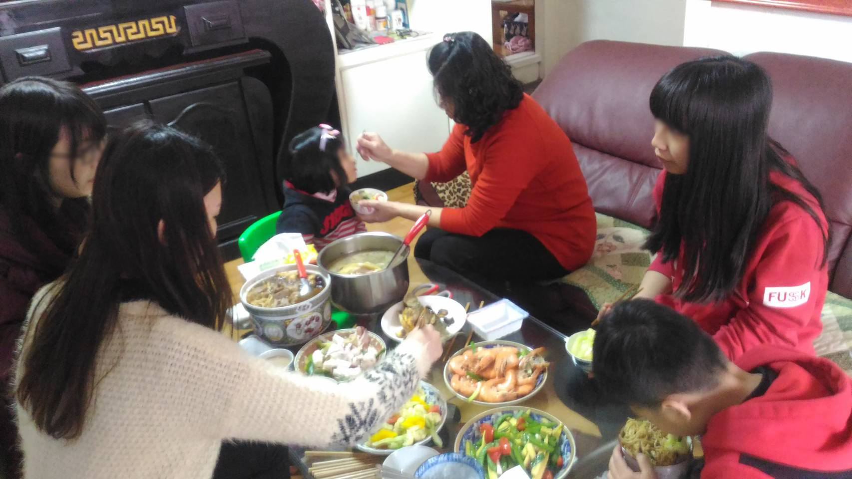 蔡碧桃每逢過年過節 會從安置機構接回照顧過的小孩一起吃團圓飯