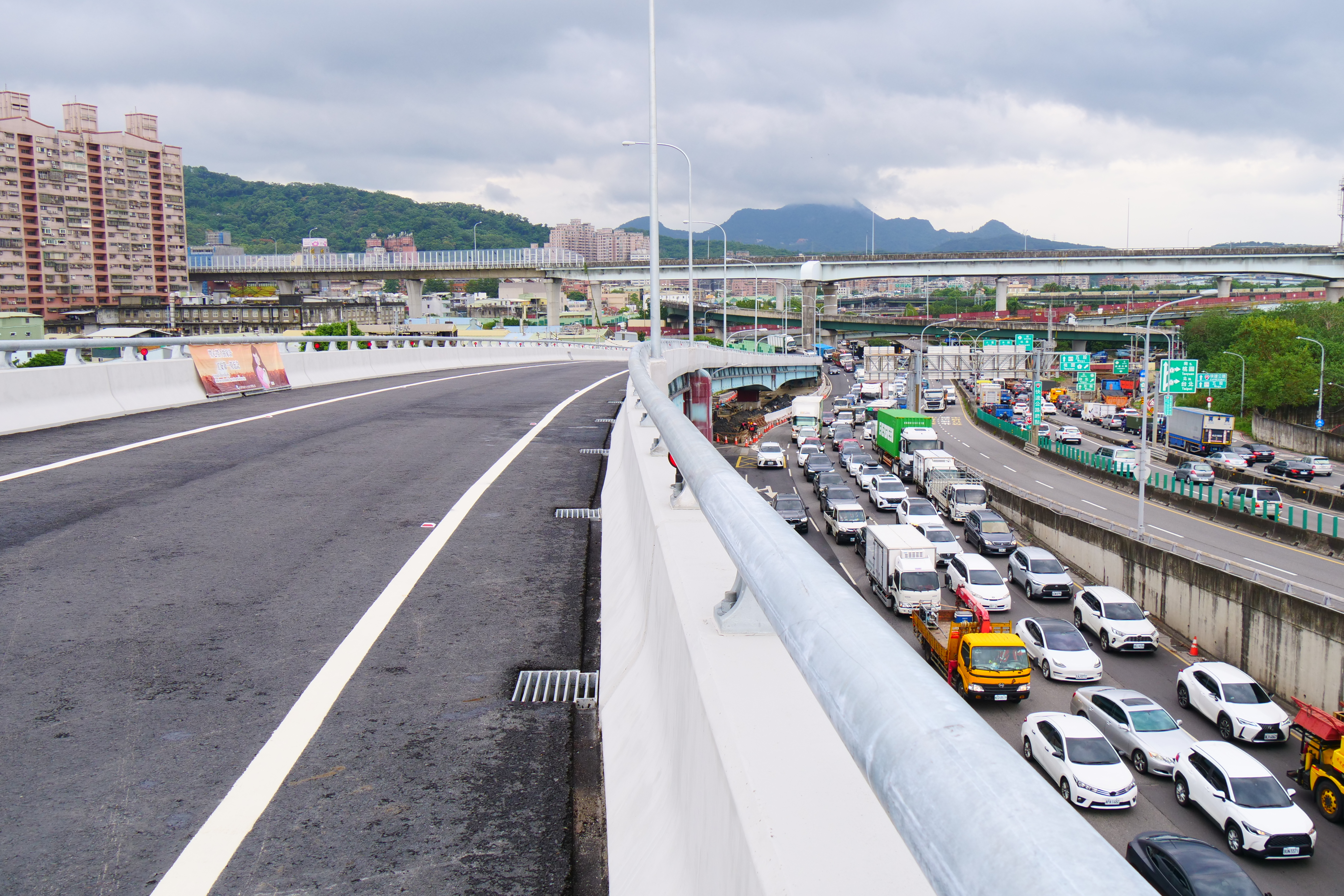 五股交流道新增北出匝道通車後，可有效分流新五路原經楓江路口號誌延滯的北出車流