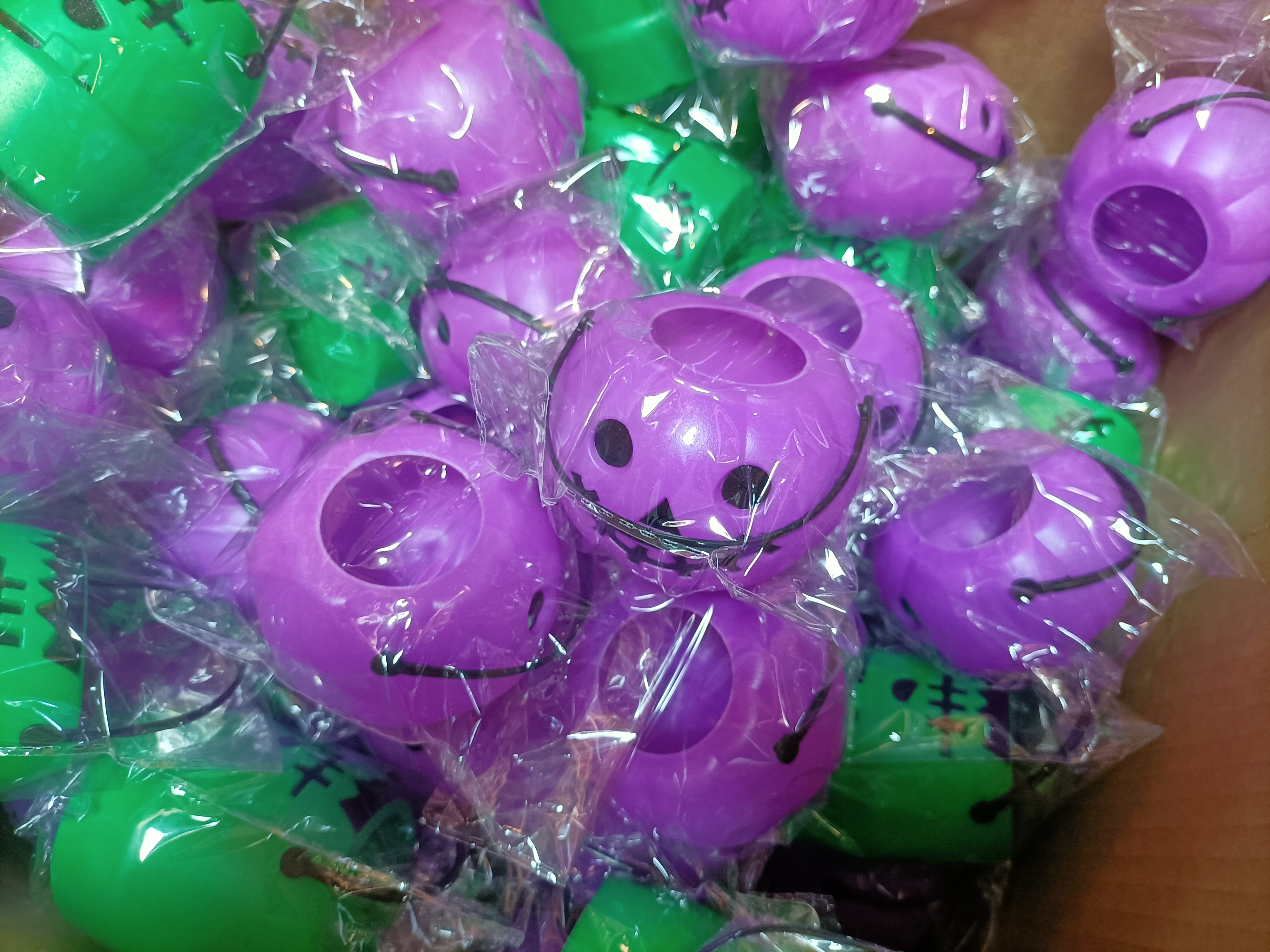 南瓜燈提籃，未標示「商品名稱、製造商或進口商 (名稱、地址、電話)、原產地、主要成份或材料、製造年月、淨重、容量、數量或度量」等資訊