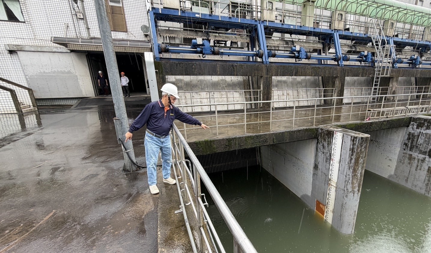 土城抽水站試抽期間人員會密切注意水位變化，隨時應變