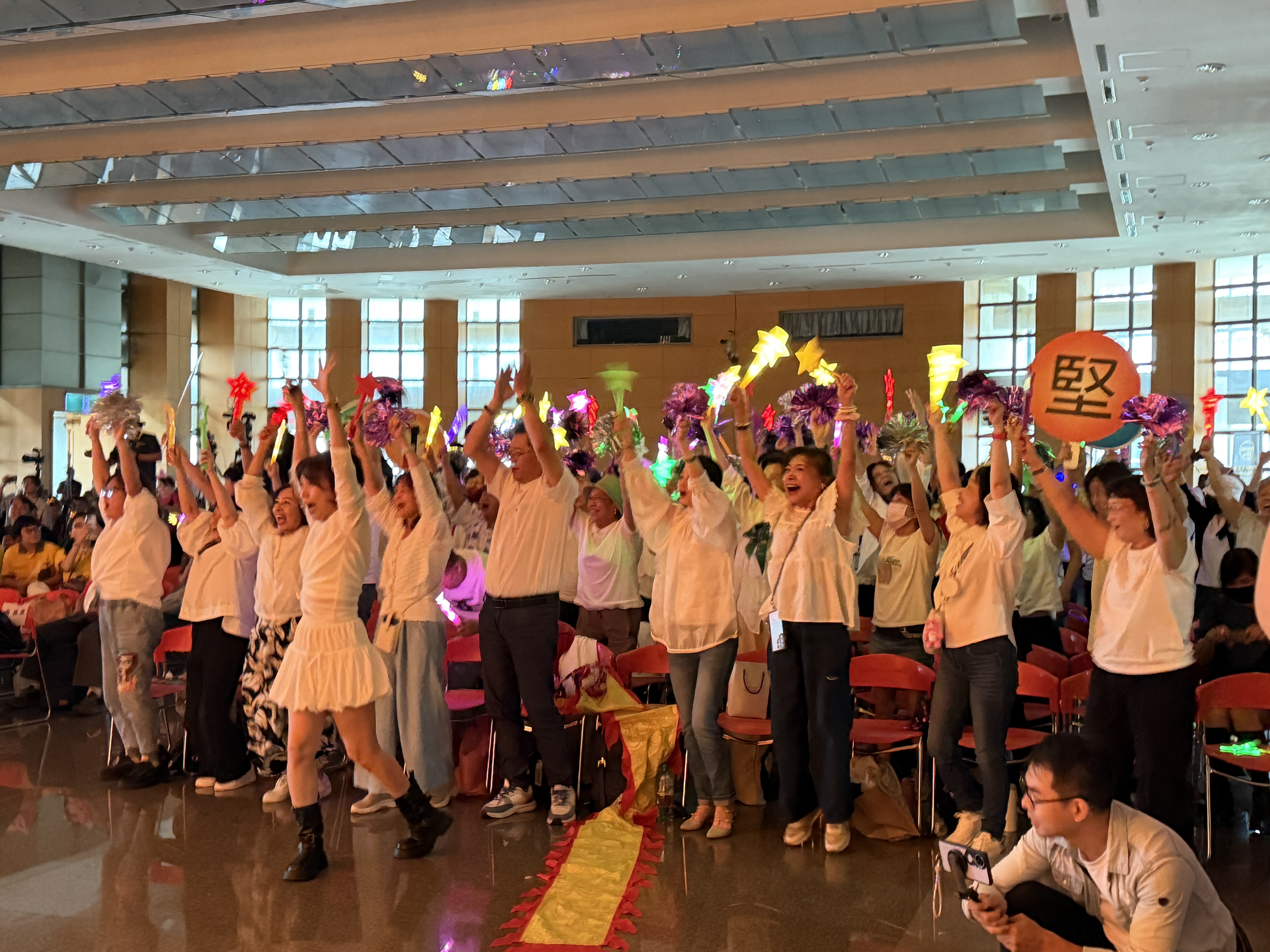 啦啦隊們賣力替選手加油打氣。