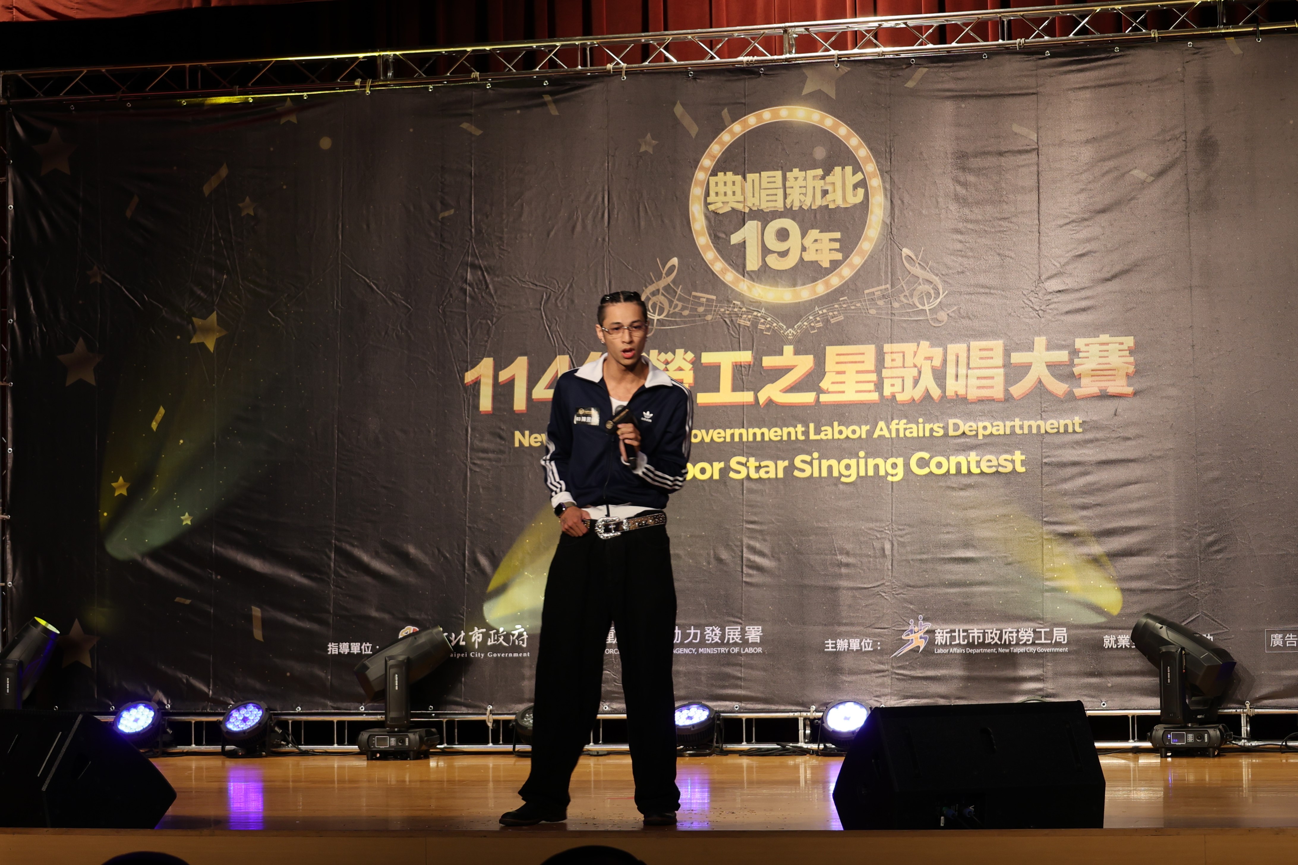 活力之星組選手陳昱揚演唱蕭敬騰的〈皮囊〉，用無懈可擊的高音炸裂全場。