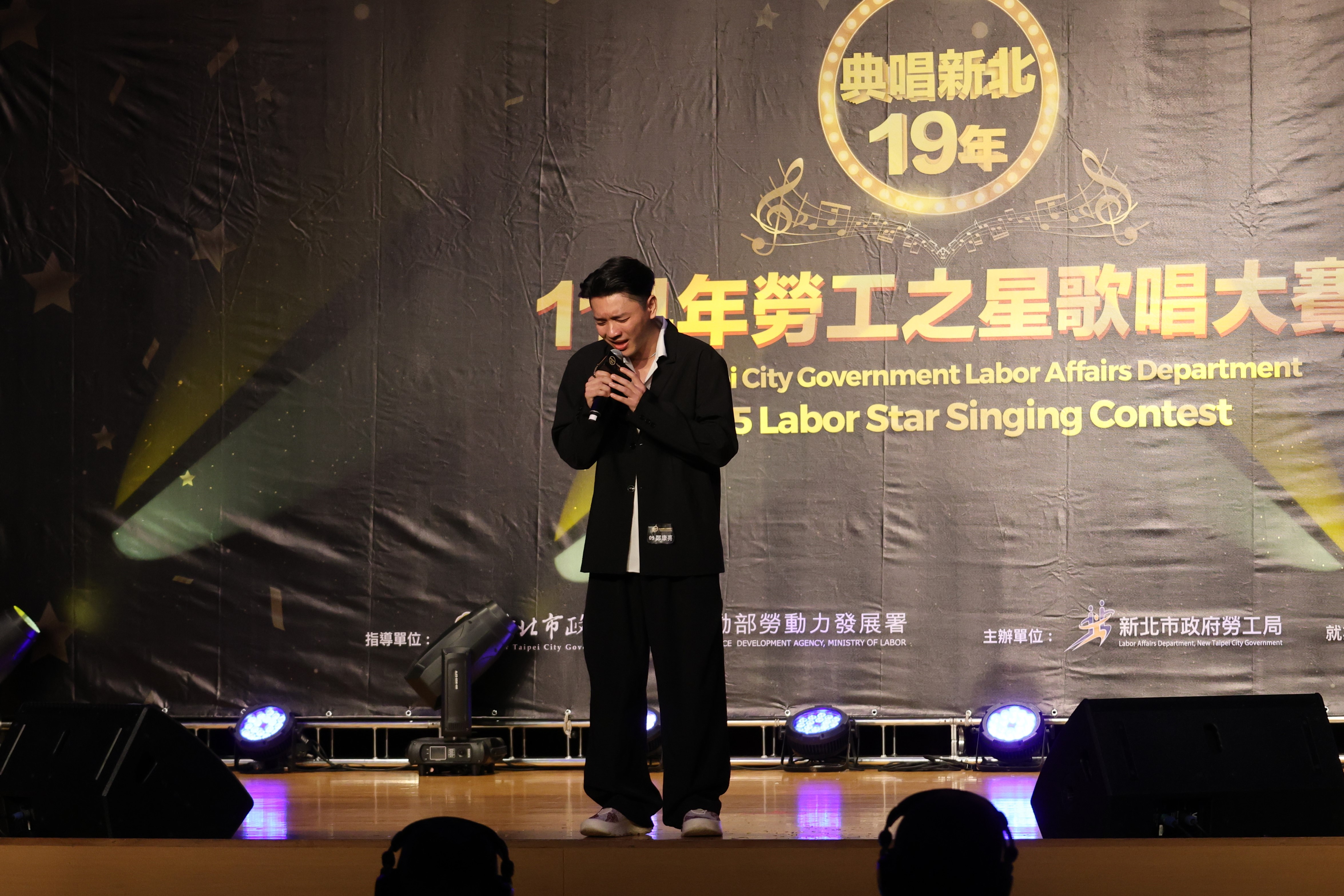 去年獲得亞軍的移工之星組選手鄭康亮，演唱〈香水有毒〉奪下冠軍。