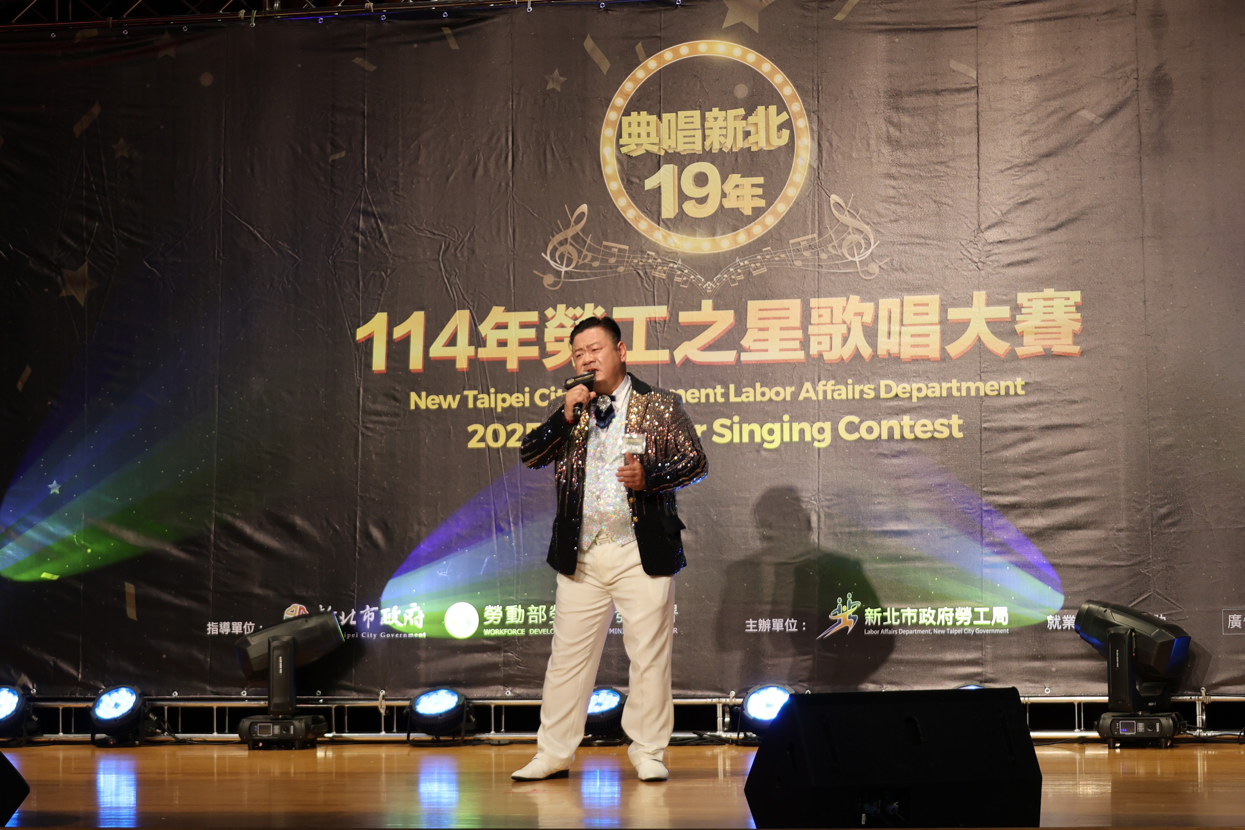 魅力之星組選手謝春德，演唱〈時也運也命也〉，終於奪冠「畢業」。