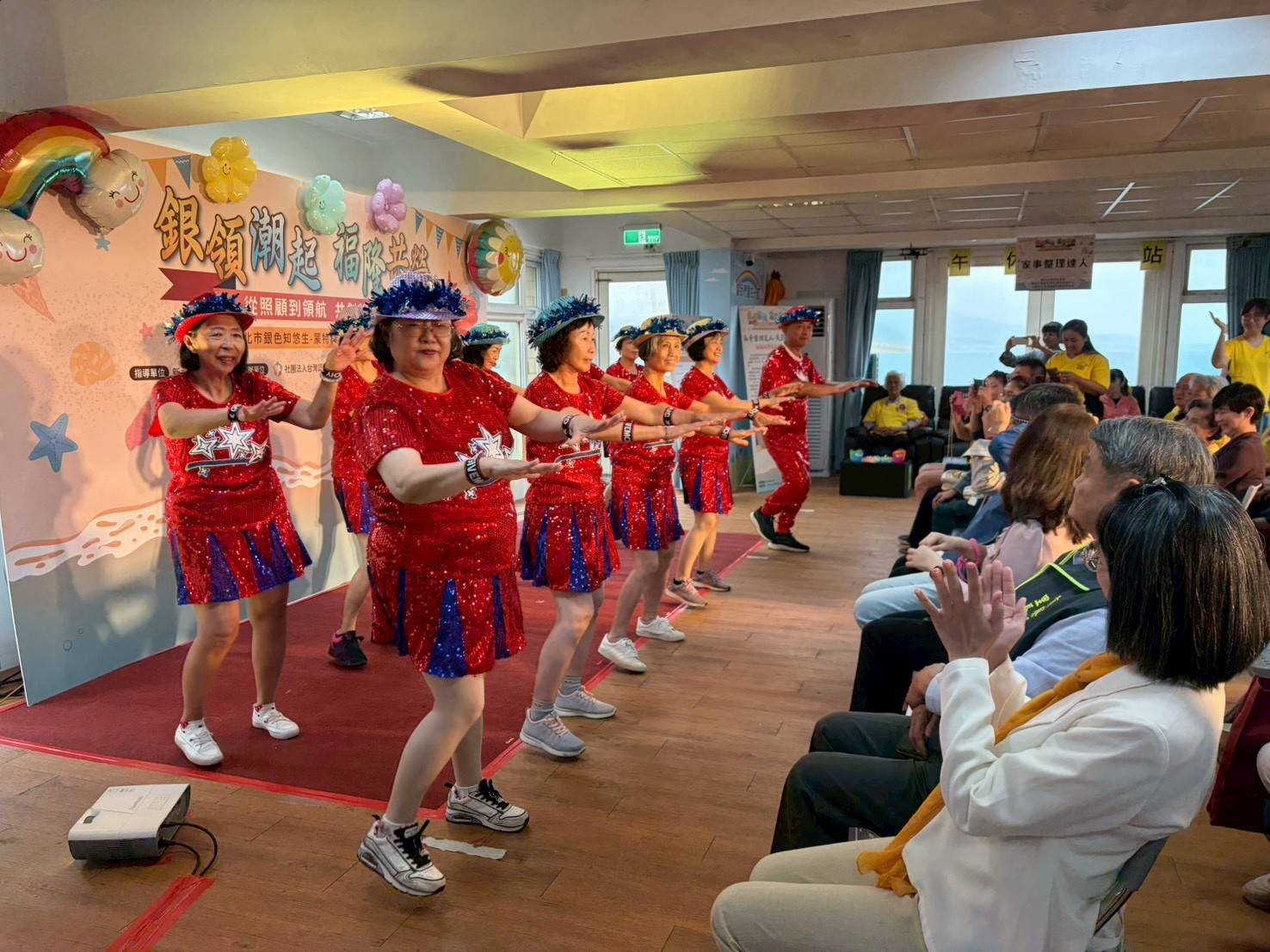 銀色知悠生蒙特梭利中心培力的長者志工到貢寮福隆據點分享 並以歌舞帶動全場