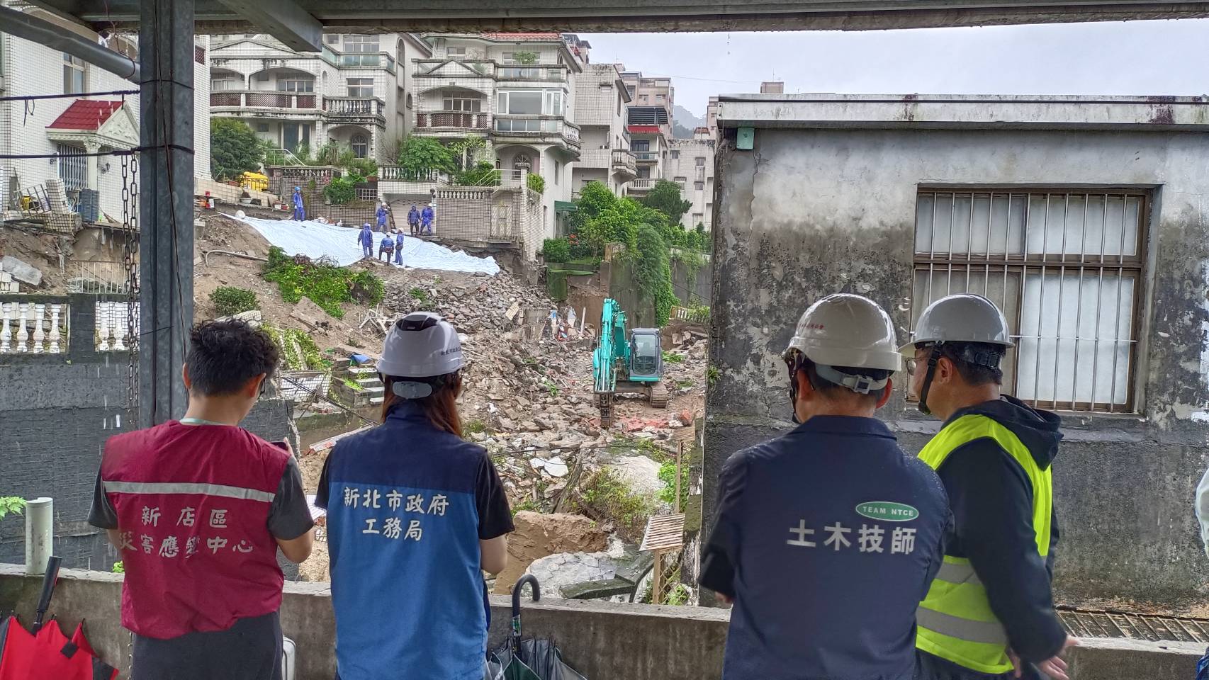 考量安全，新店錦繡、碧瑤社區今日清晨擴大預防性撤離，目前已撤離54戶、136人，工務局與專業技師公會到場密切監控環境變化。
