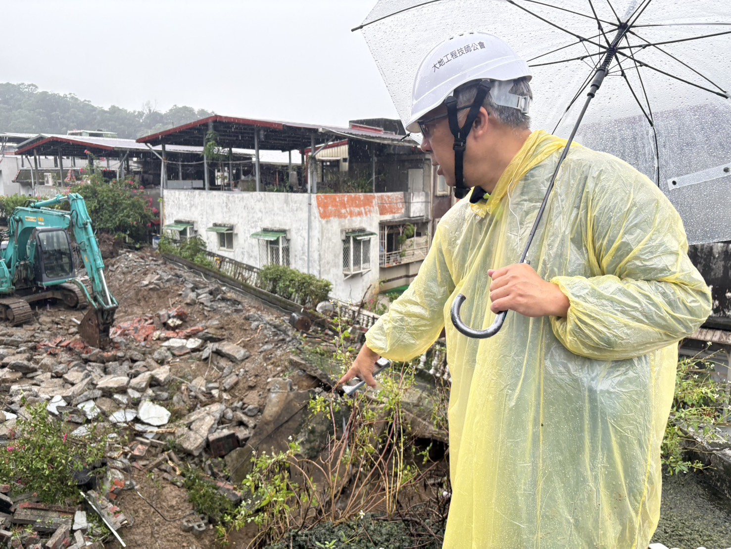 大地技師公會技師芮嘉航獲報通知，清晨趕赴現場監控社區擋土牆及邊坡變化。