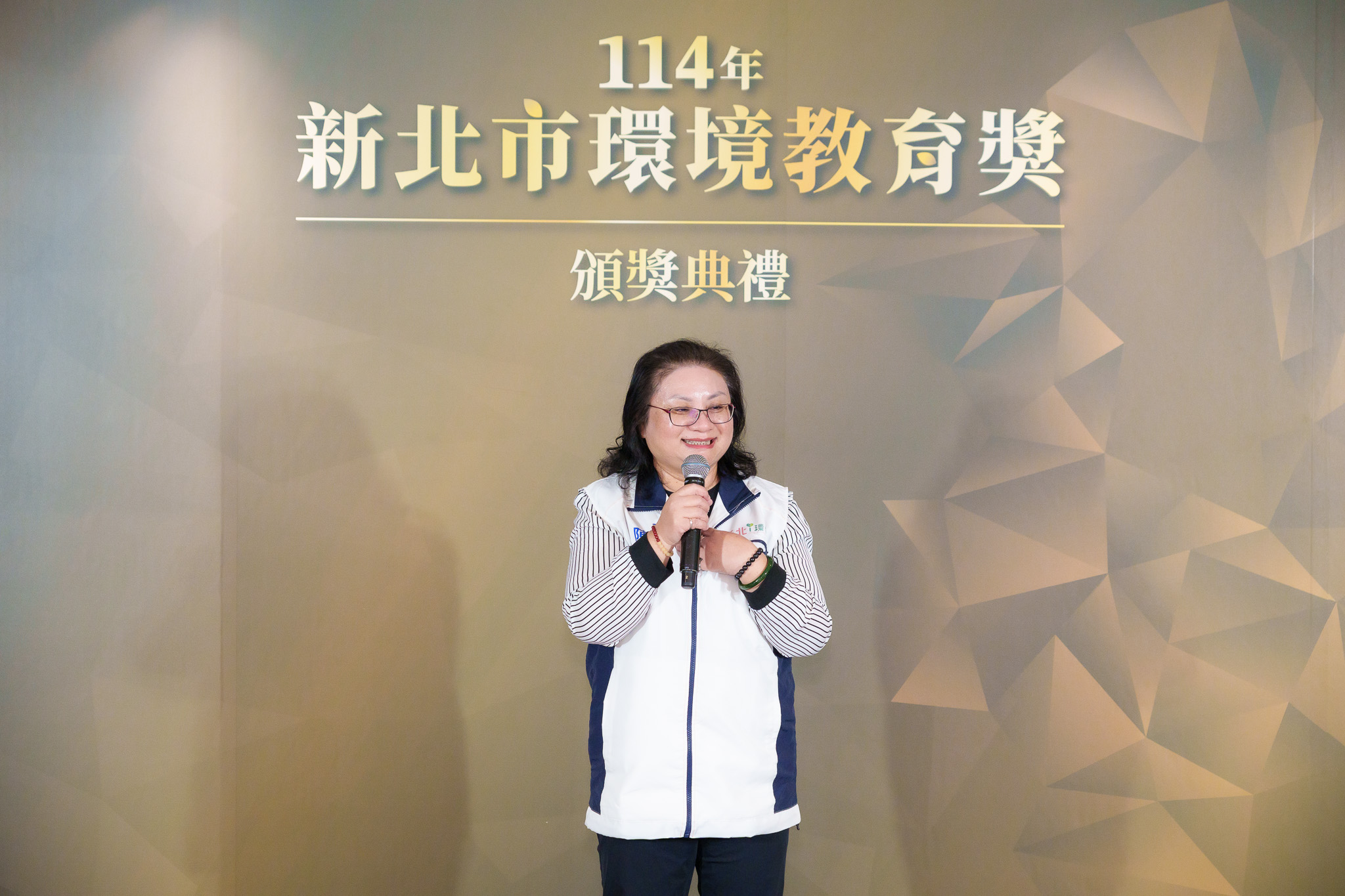 陳美玲副局長表示，本次獲獎單位皆以各種多元創新方式推動環境教育，帶領大家共同守護環境，更透過實際行動，為永續發展盡一份力