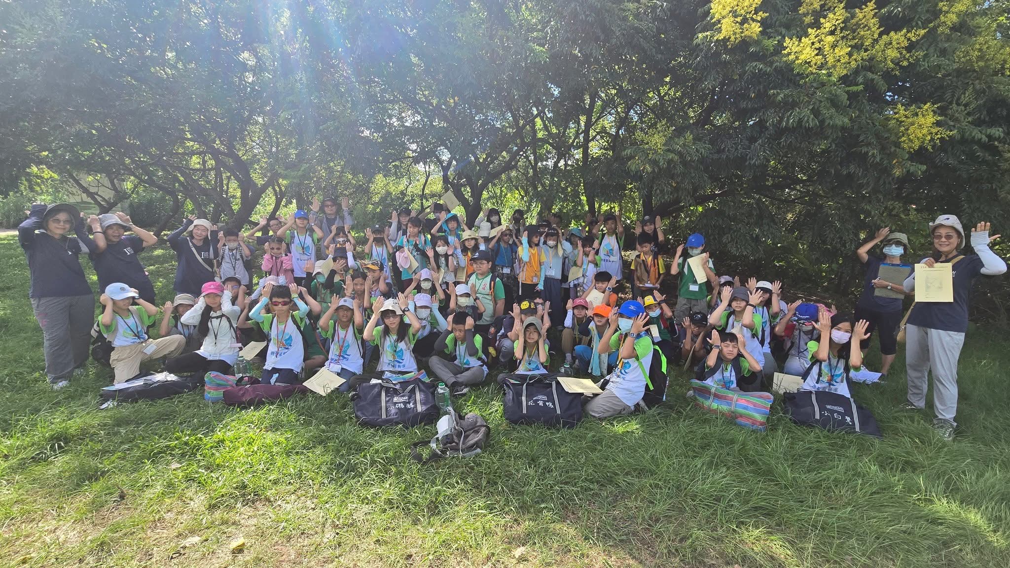 胡秀芳老師(個人組特優獎)帶領團隊學生認識鹿角溪人工濕地，了解生態環境的重要性