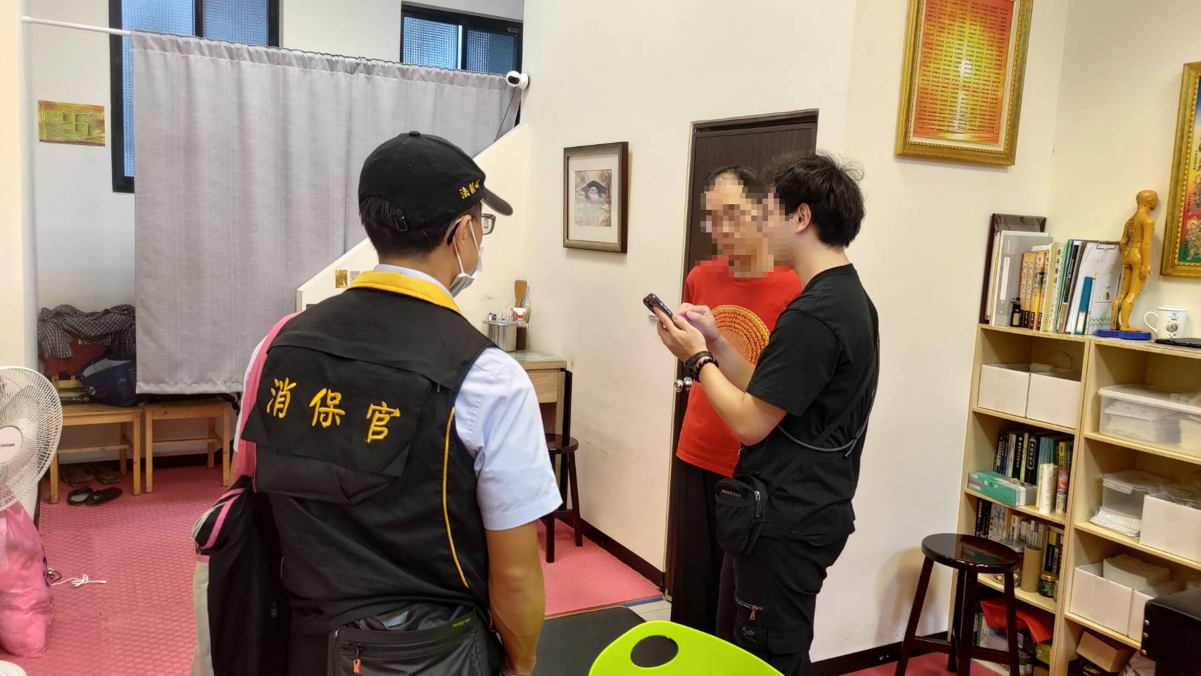 消保官會同市府衛生局對新北市民俗調理業者進行聯合稽查2