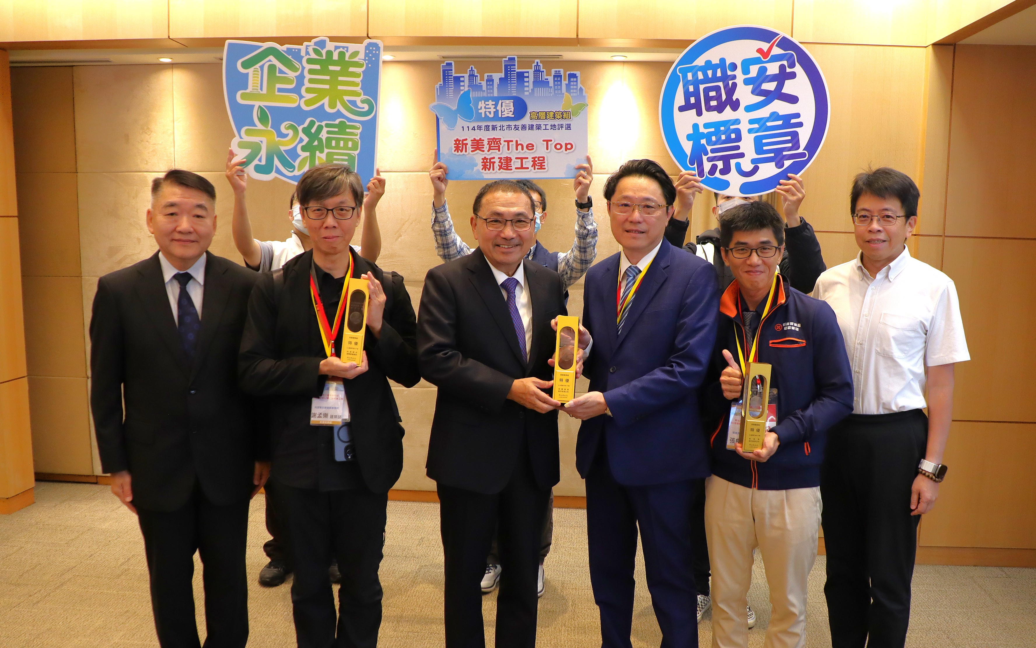 圖說： 第三屆「友善建築工地評選活動」高層建築組特優由新美齊股份有限公司贏得，市長侯友宜(中)於市政會議中親自頒獎表揚。