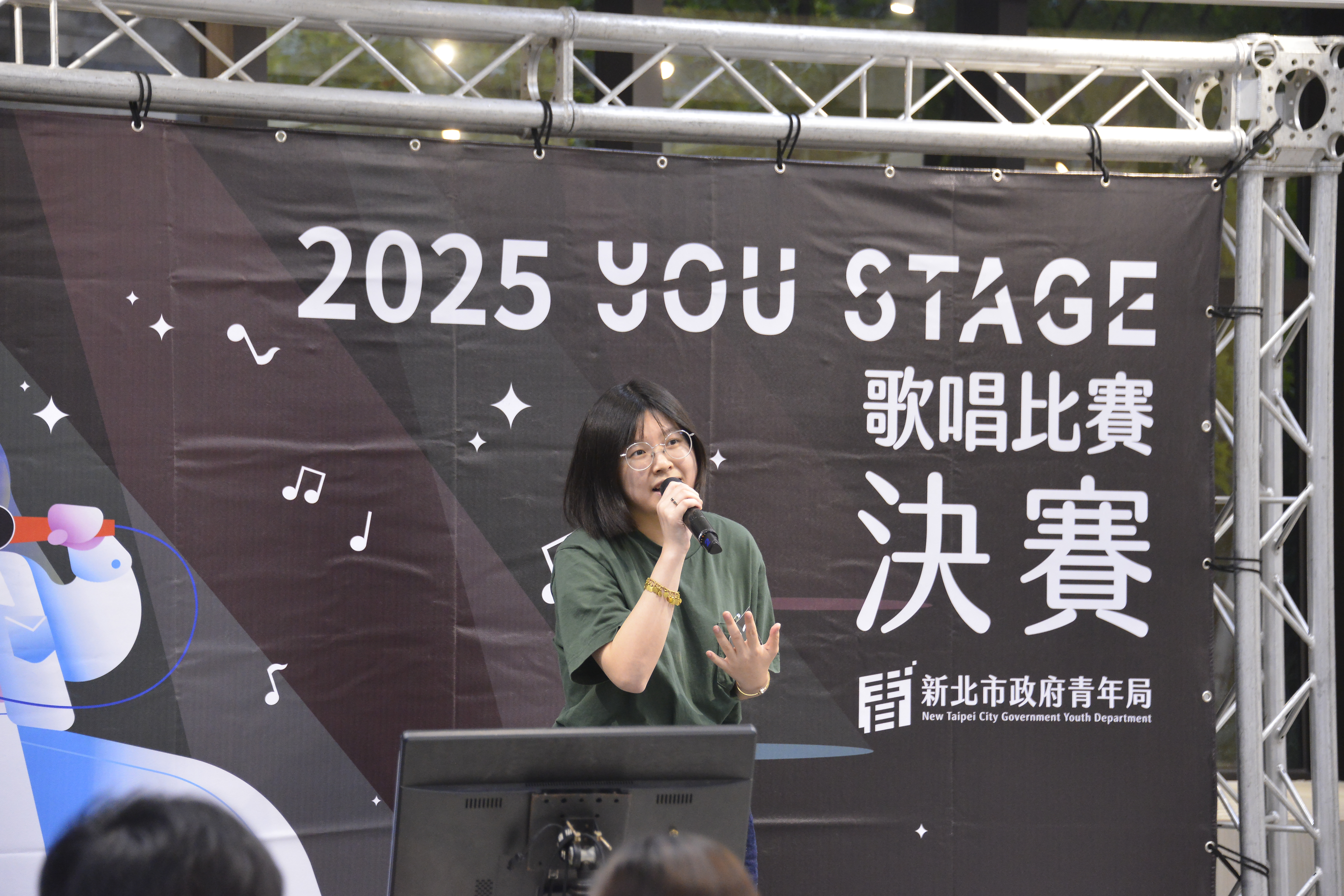 《2025 You Stage 歌唱比賽》參賽者馮佳慧，以一曲《Forever Young》奪下冠軍。