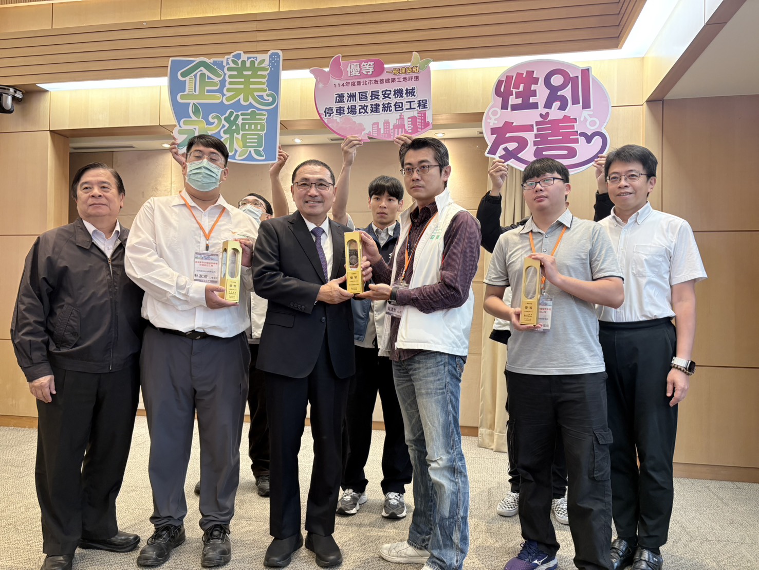 蘆洲長安立體停車場工程榮獲「新北市友善建築工地」一般建築組優等，侯市長上午頒獎予以肯定