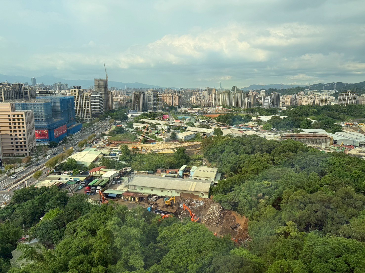土城暫緩發展區區段徵收案東側現況大多為工廠及停車場。