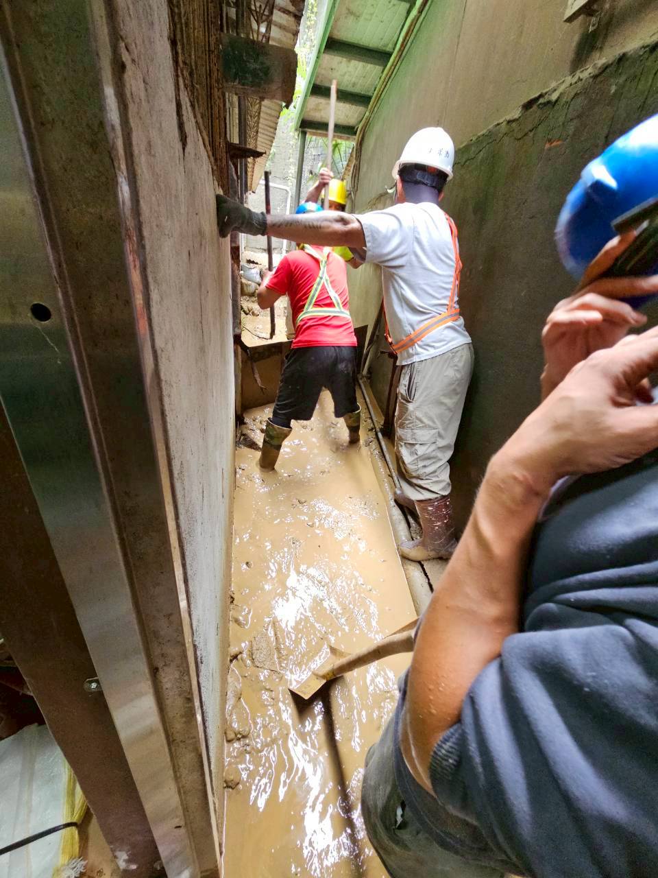 新店區公所加派工班協助清理錦秀路巷弄側溝。