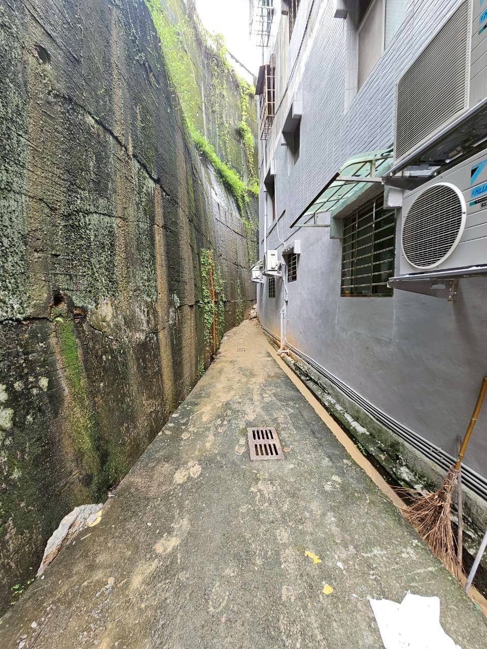 工務局及區公所合力完成側溝清理，錦秀社區住戶19人今日可先行返家。