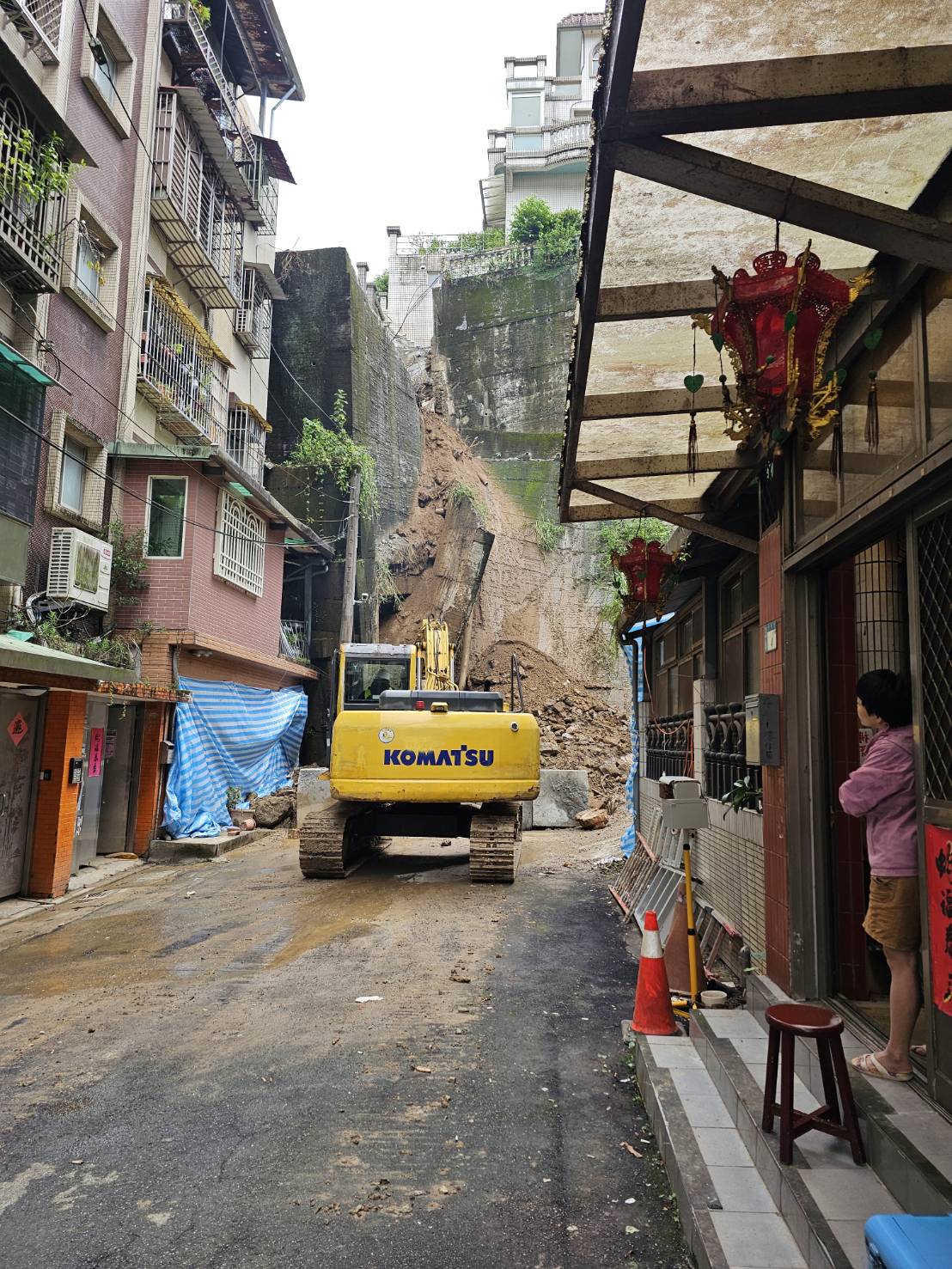 工務局連日搶修，加強邊坡護欄及導水，將持續進行復建工作，早日恢復居民正常生活。